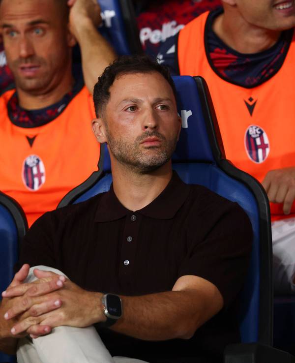 Bologna-Trainer Domenico Tedesco sitzt auf der Bank.