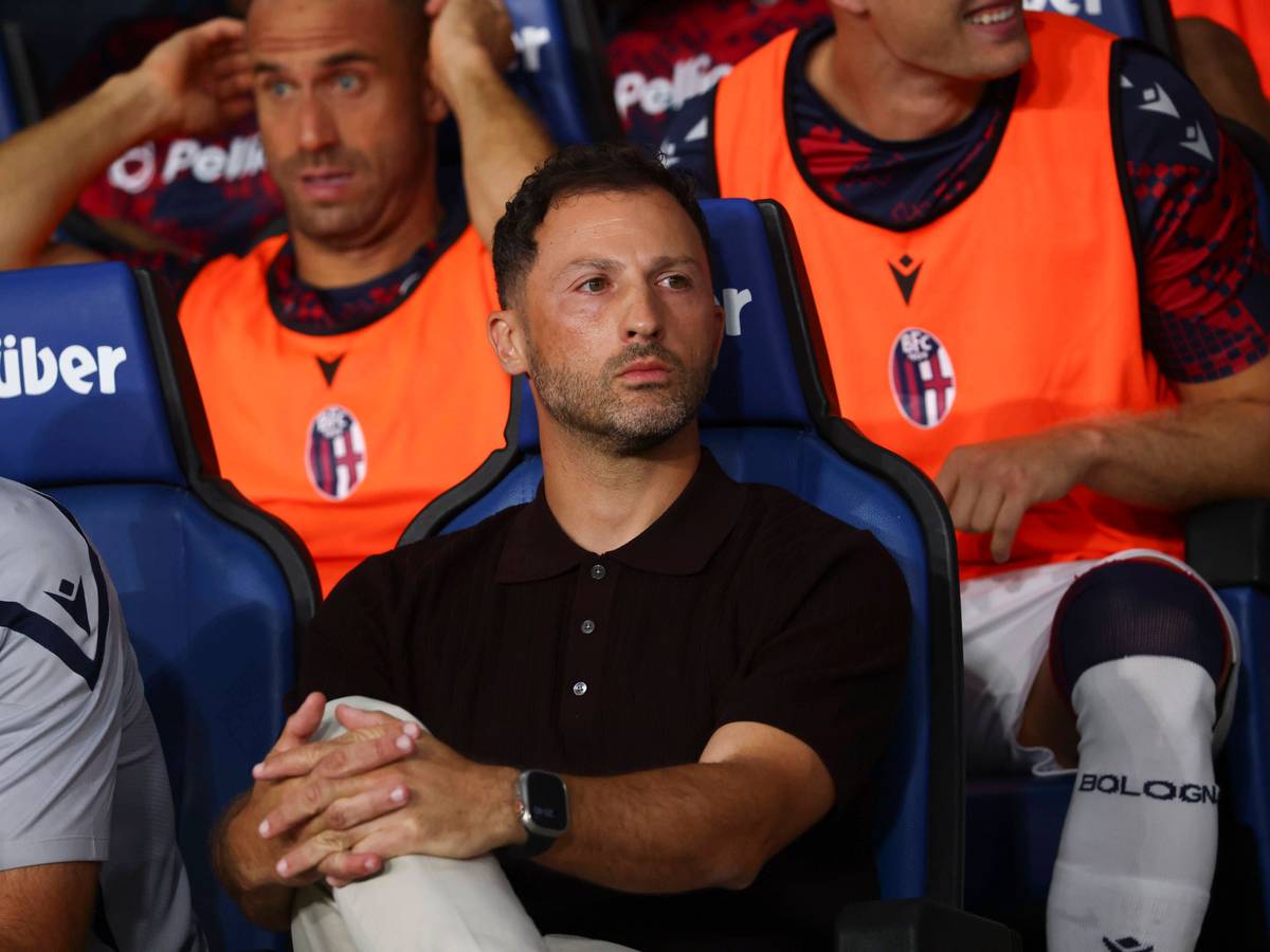 Bologna-Trainer Domenico Tedesco sitzt auf der Bank.
