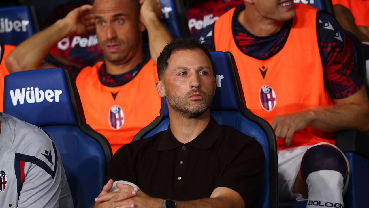 Bologna-Trainer Domenico Tedesco sitzt auf der Bank.