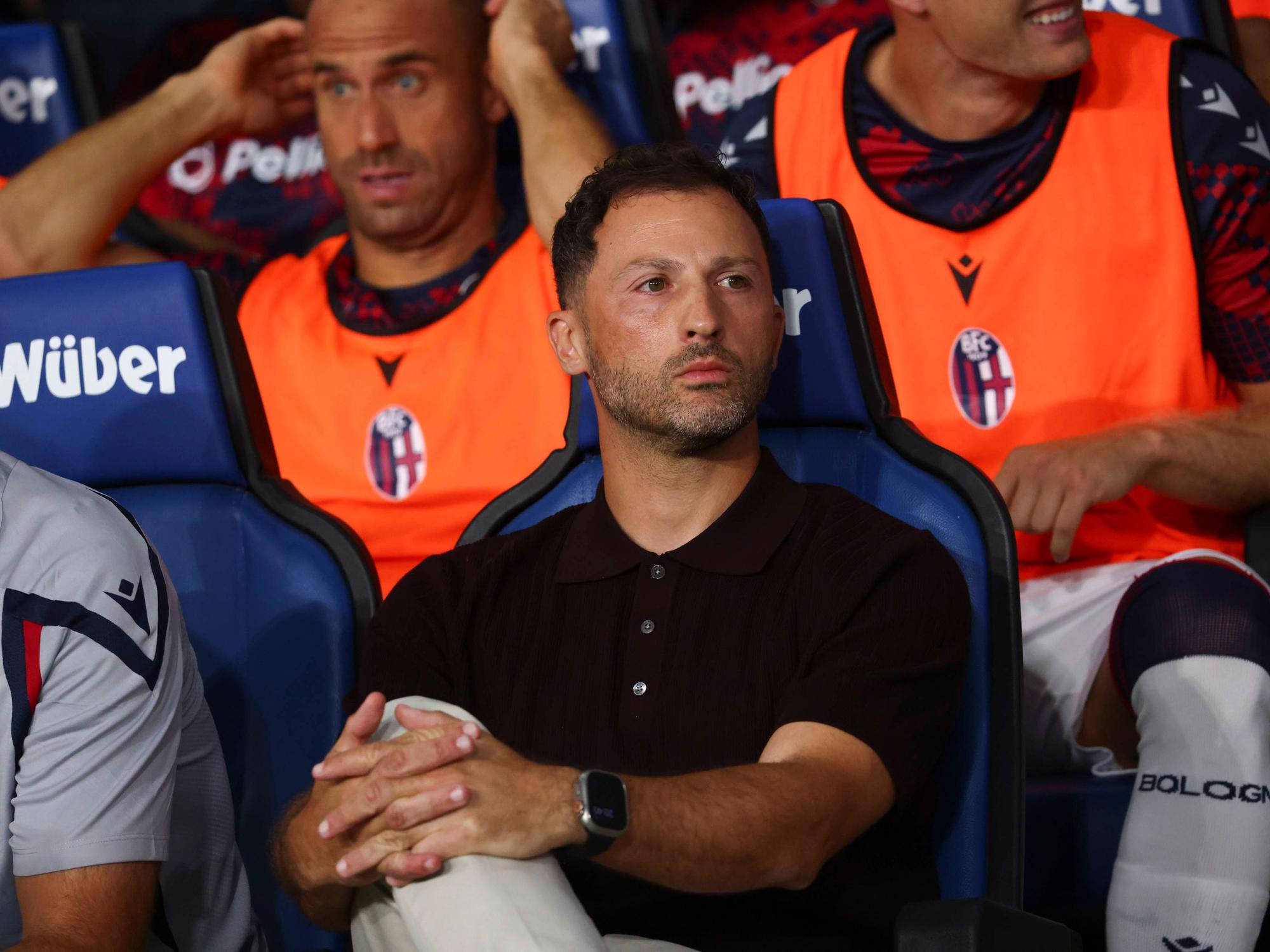 Bologna-Trainer Domenico Tedesco sitzt auf der Bank.