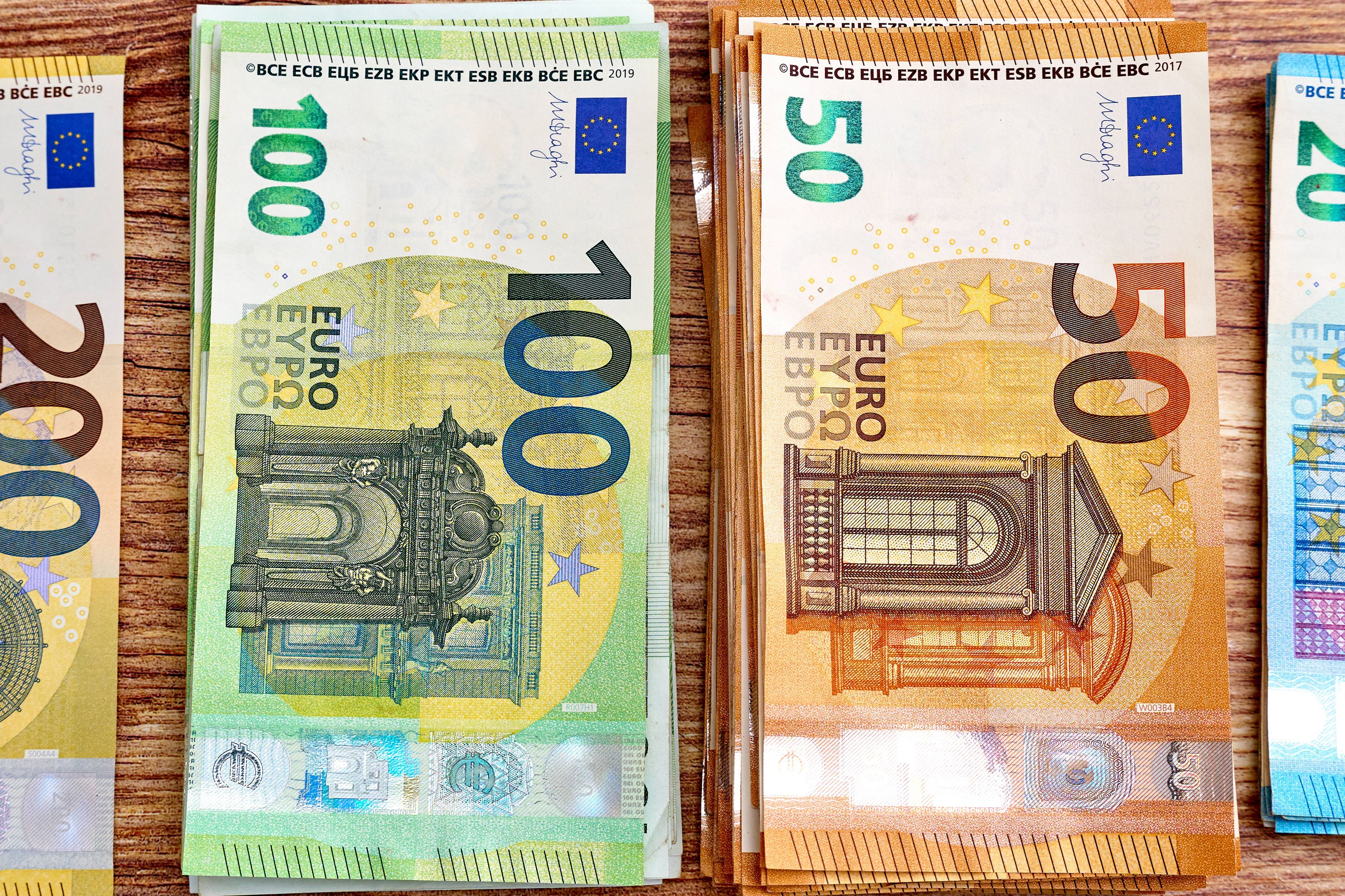 Euro-Banknoten in Bündeln