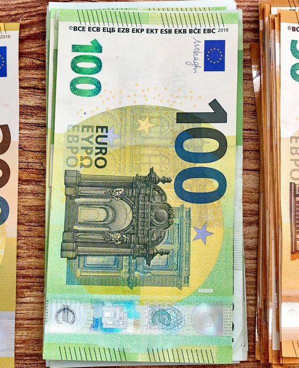 Euro-Banknoten in Bündeln