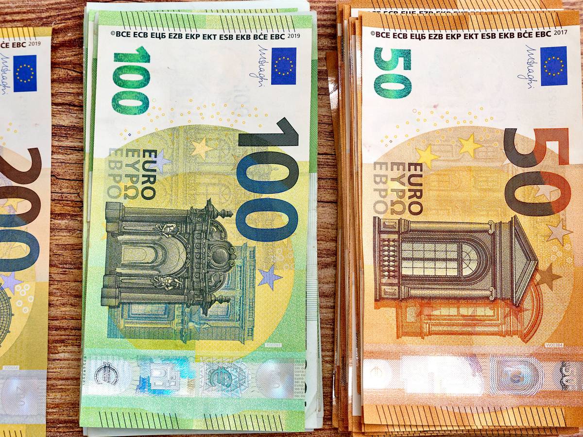 Euro-Banknoten in Bündeln
