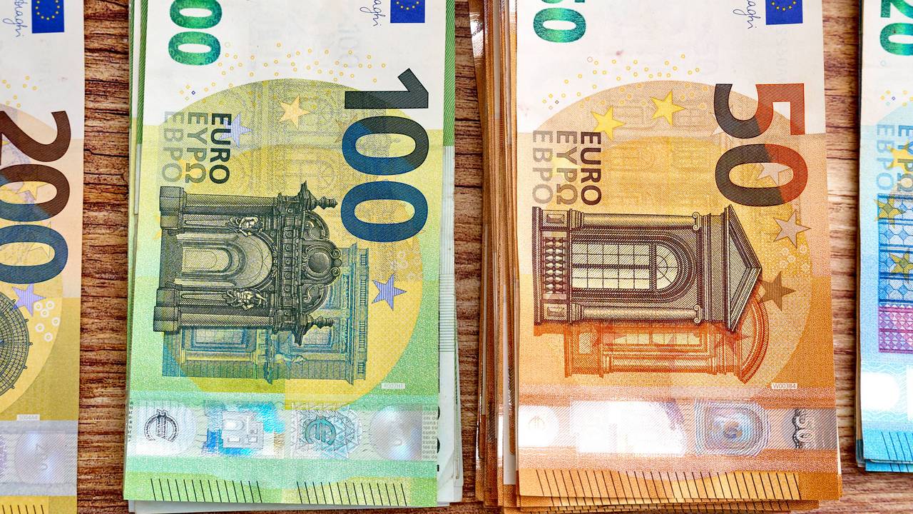 Euro-Banknoten in Bündeln