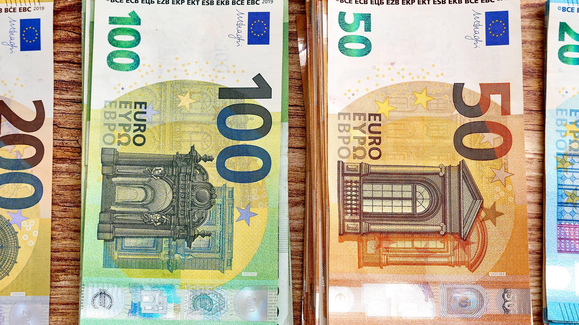 Euro-Banknoten in Bündeln
