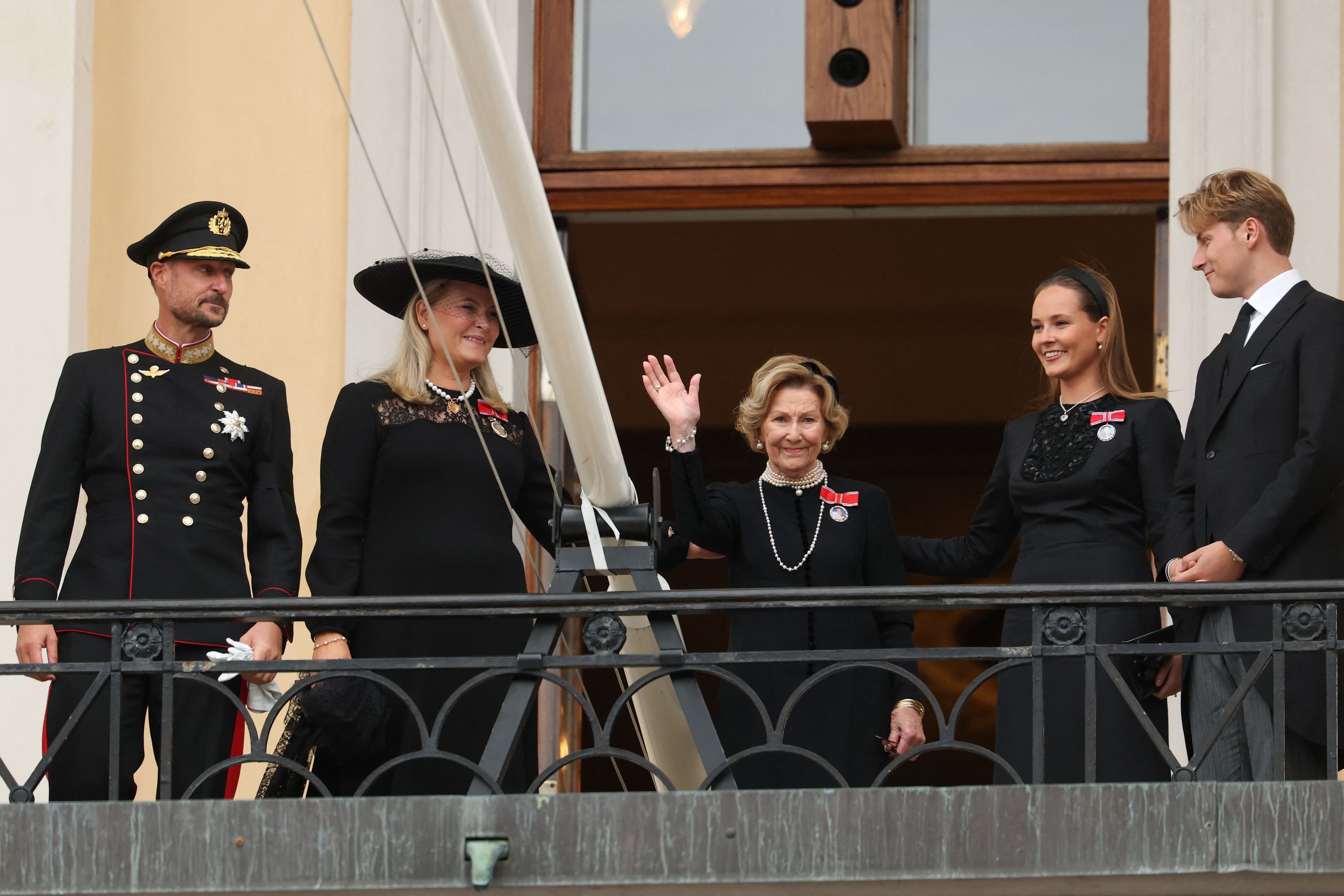 Norwegens König Haakon VIII. (l-r), Königin Mette-Marit, Königin Sonja, Kronprinzessin Ingrid Alexandra und Prinz Sverre Magnus winken vom Balkon des Königspalasts aus, nachdem der Trauerzug und die Trauerfeier für Norwegens König Harald V. stattgefunden haben.
