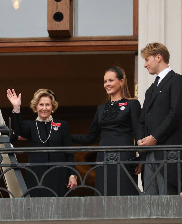 Norwegens König Haakon VIII. (l-r), Königin Mette-Marit, Königin Sonja, Kronprinzessin Ingrid Alexandra und Prinz Sverre Magnus winken vom Balkon des Königspalasts aus, nachdem der Trauerzug und die Trauerfeier für Norwegens König Harald V. stattgefunden haben.