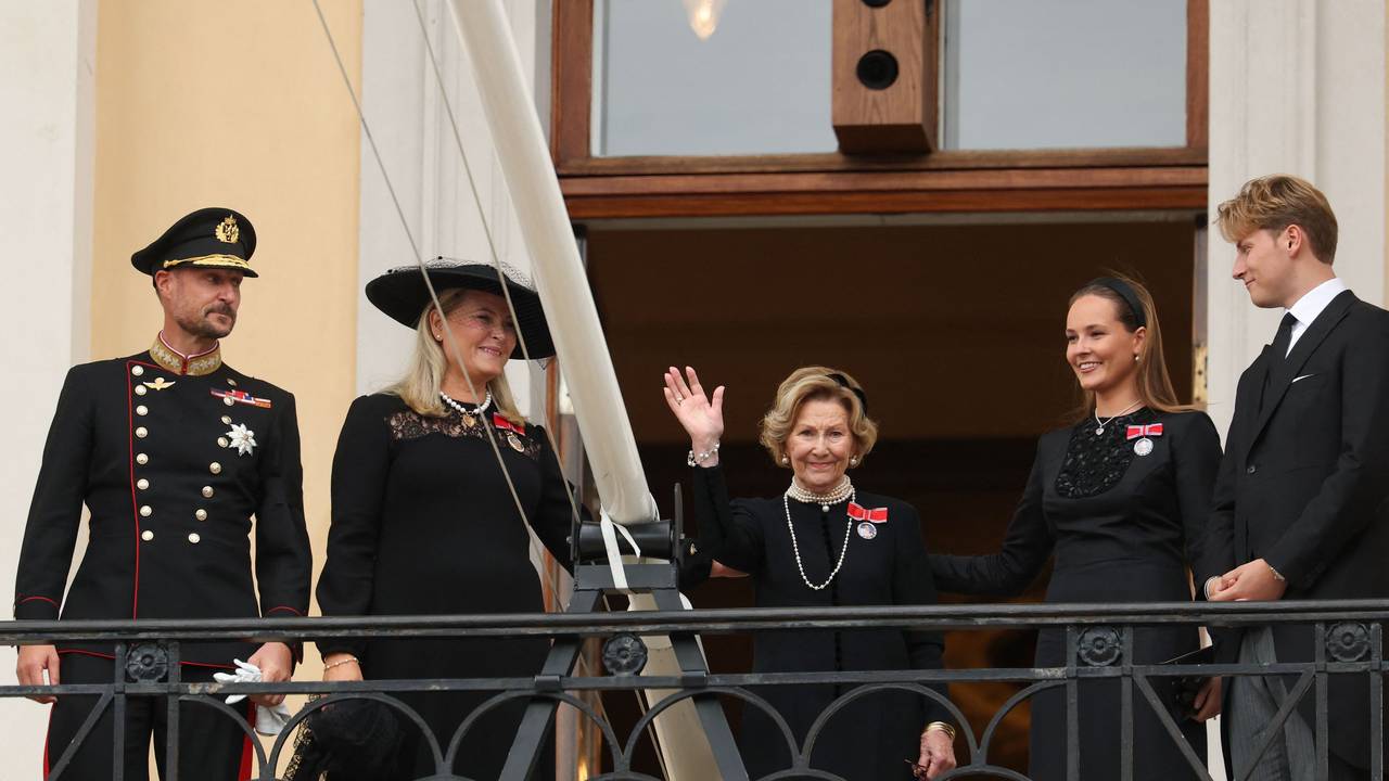 Norwegens König Haakon VIII. (l-r), Königin Mette-Marit, Königin Sonja, Kronprinzessin Ingrid Alexandra und Prinz Sverre Magnus winken vom Balkon des Königspalasts aus, nachdem der Trauerzug und die Trauerfeier für Norwegens König Harald V. stattgefunden haben.