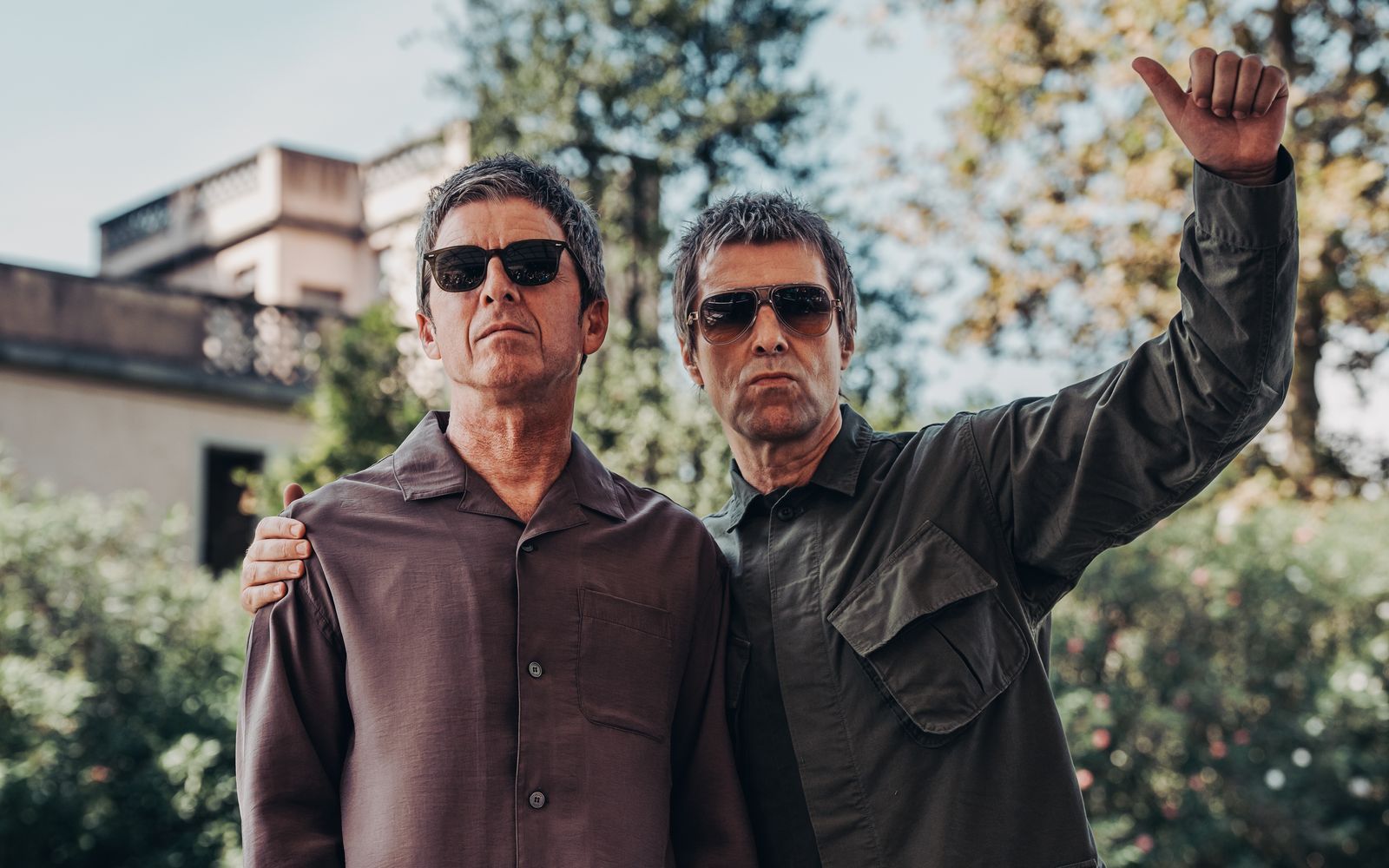 „Oasis: Don't Look Back in Anger“ dokumentiert, wie die Gallagher-Brüder Noel (links) und Liam wieder zusammenfanden, um eine Comeback-Tour zu spielen. (Bild: Disney/Giulia Parmigiani)