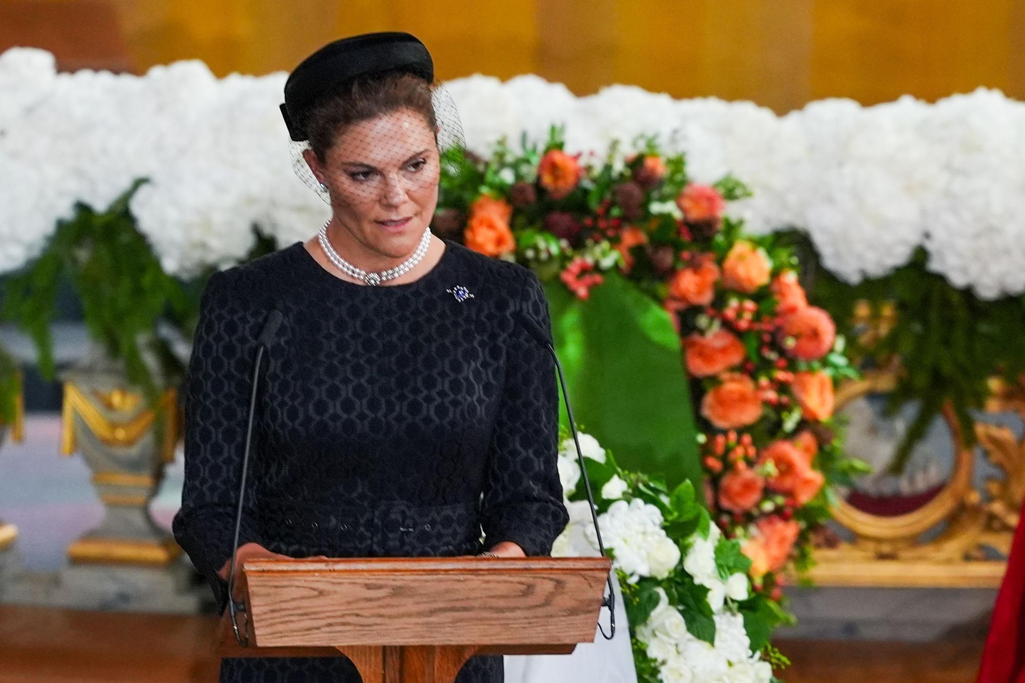 Die schwedische Kronprinzessin Victoria hält während der Trauerfeier für König Harald V. in der Kathedrale von Oslo eine Fürbitte.