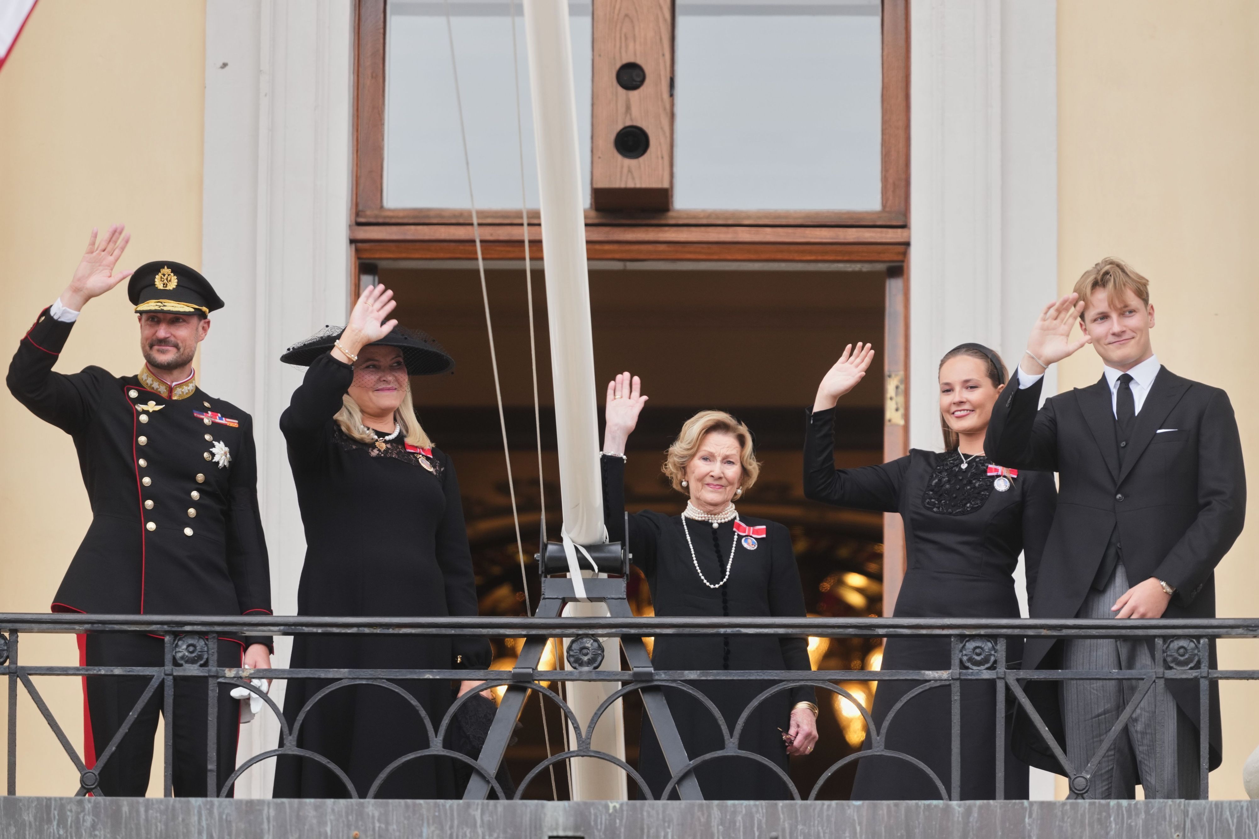 König Haakon und Königin Mette-Marit sowie Königin Sonja, Kronprinzessin Ingrid Alexandra und Prinz Sverre Magnus winken nach der Beisetzung von König Harald vom Palastbalkon.