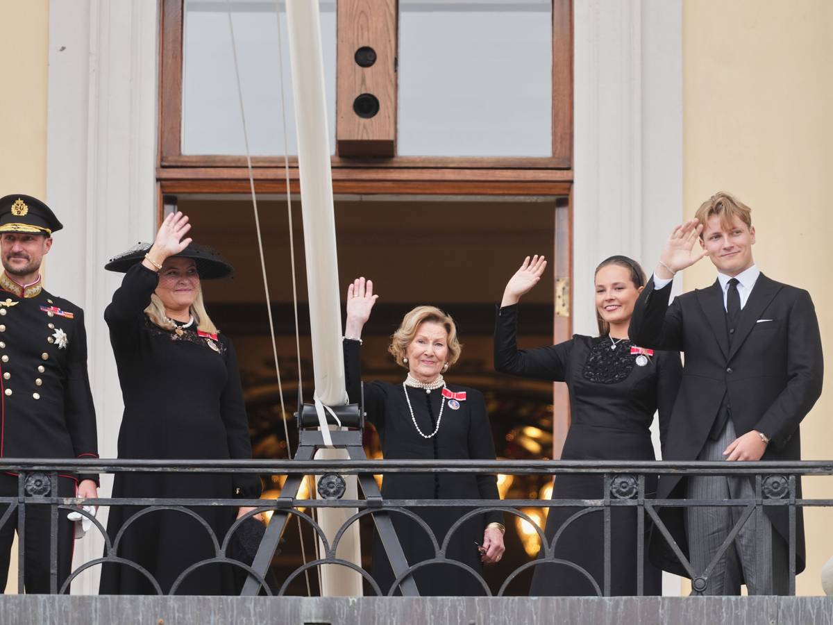 König Haakon und Königin Mette-Marit sowie Königin Sonja, Kronprinzessin Ingrid Alexandra und Prinz Sverre Magnus winken nach der Beisetzung von König Harald vom Palastbalkon.