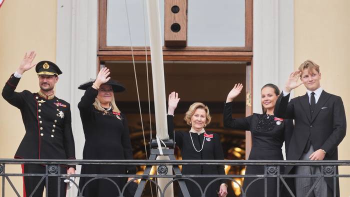 König Haakon und Königin Mette-Marit sowie Königin Sonja, Kronprinzessin Ingrid Alexandra und Prinz Sverre Magnus winken nach der Beisetzung von König Harald vom Palastbalkon.