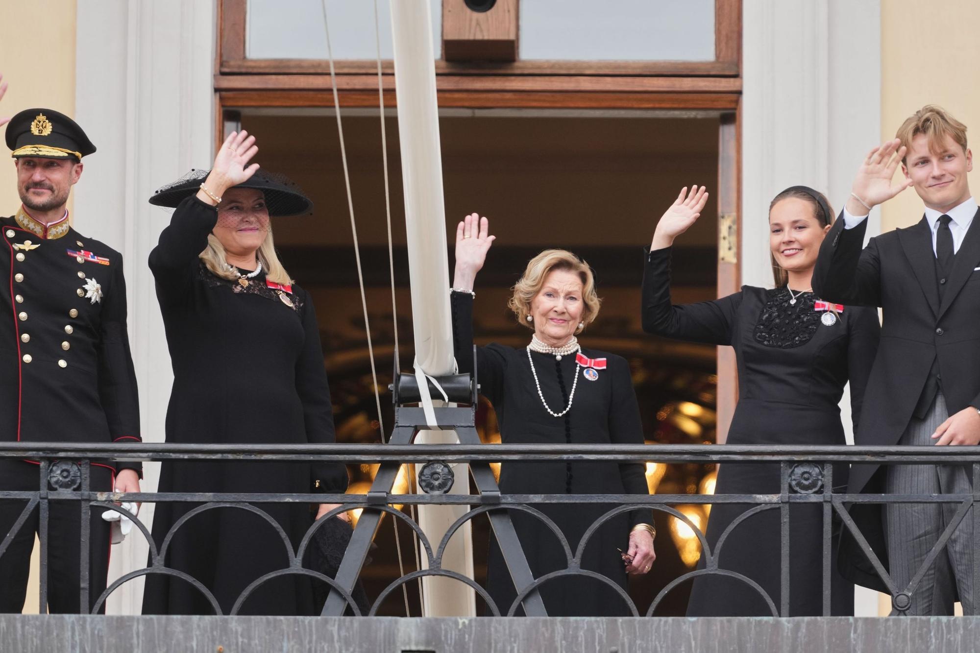 König Haakon und Königin Mette-Marit sowie Königin Sonja, Kronprinzessin Ingrid Alexandra und Prinz Sverre Magnus winken nach der Beisetzung von König Harald vom Palastbalkon.