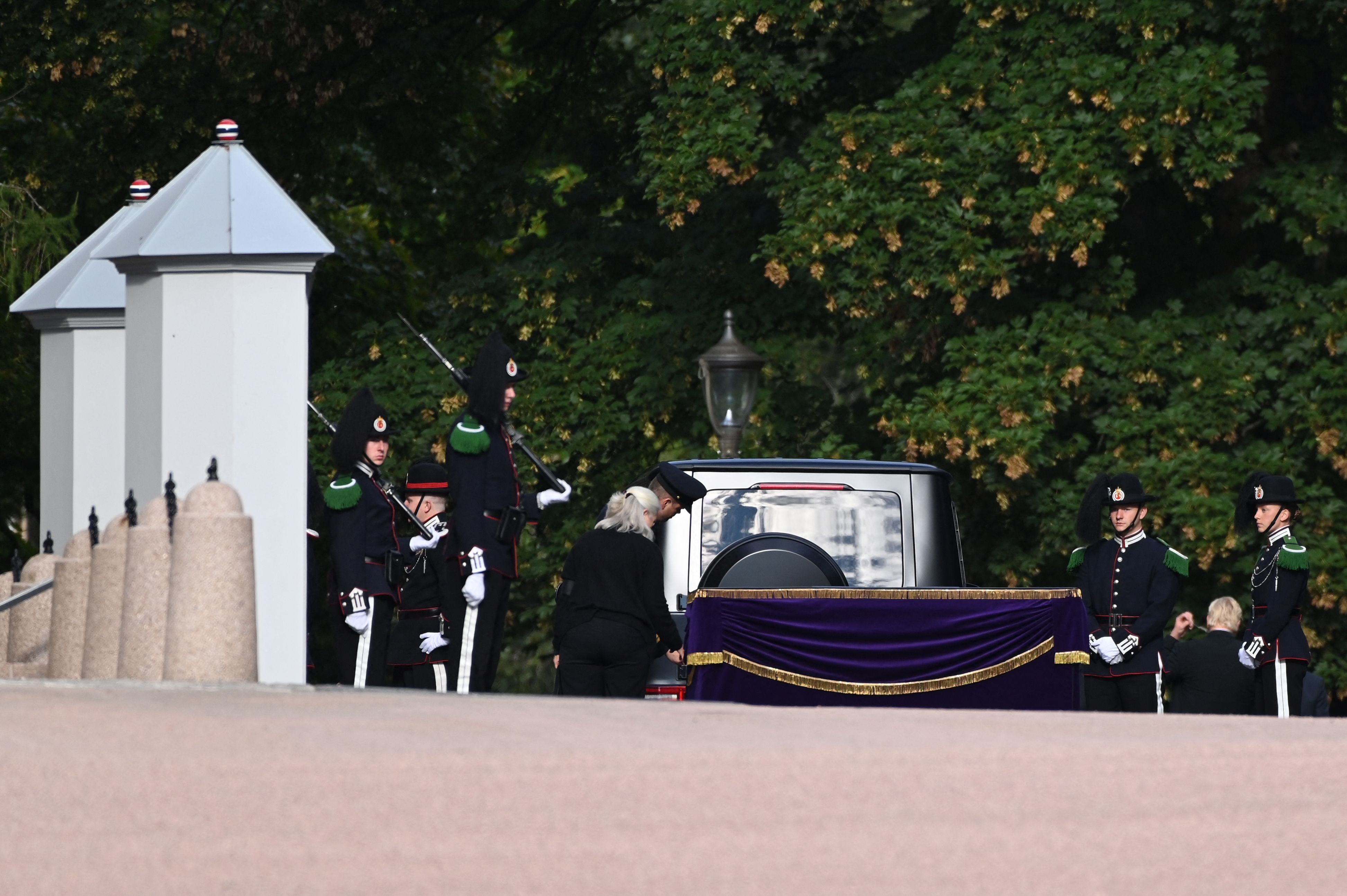 Norwegische königliche Wachsoldaten stehen neben dem Sarg des verstorbenen Königs Harald V. vor dem Königspalast in Oslo.