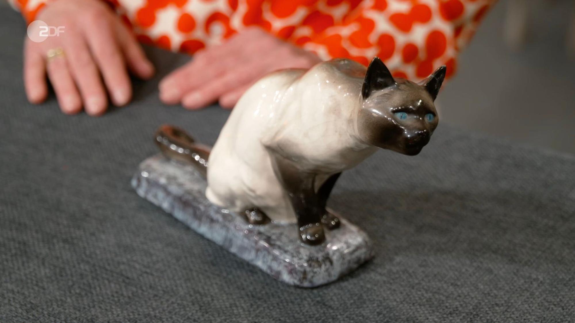 Eine Katzenfigur aus Keramik von Tierbildhauer Louis Riché datierte Friederike Werner in den 1920er bis 1940er Jahren. (Bild: ZDF)