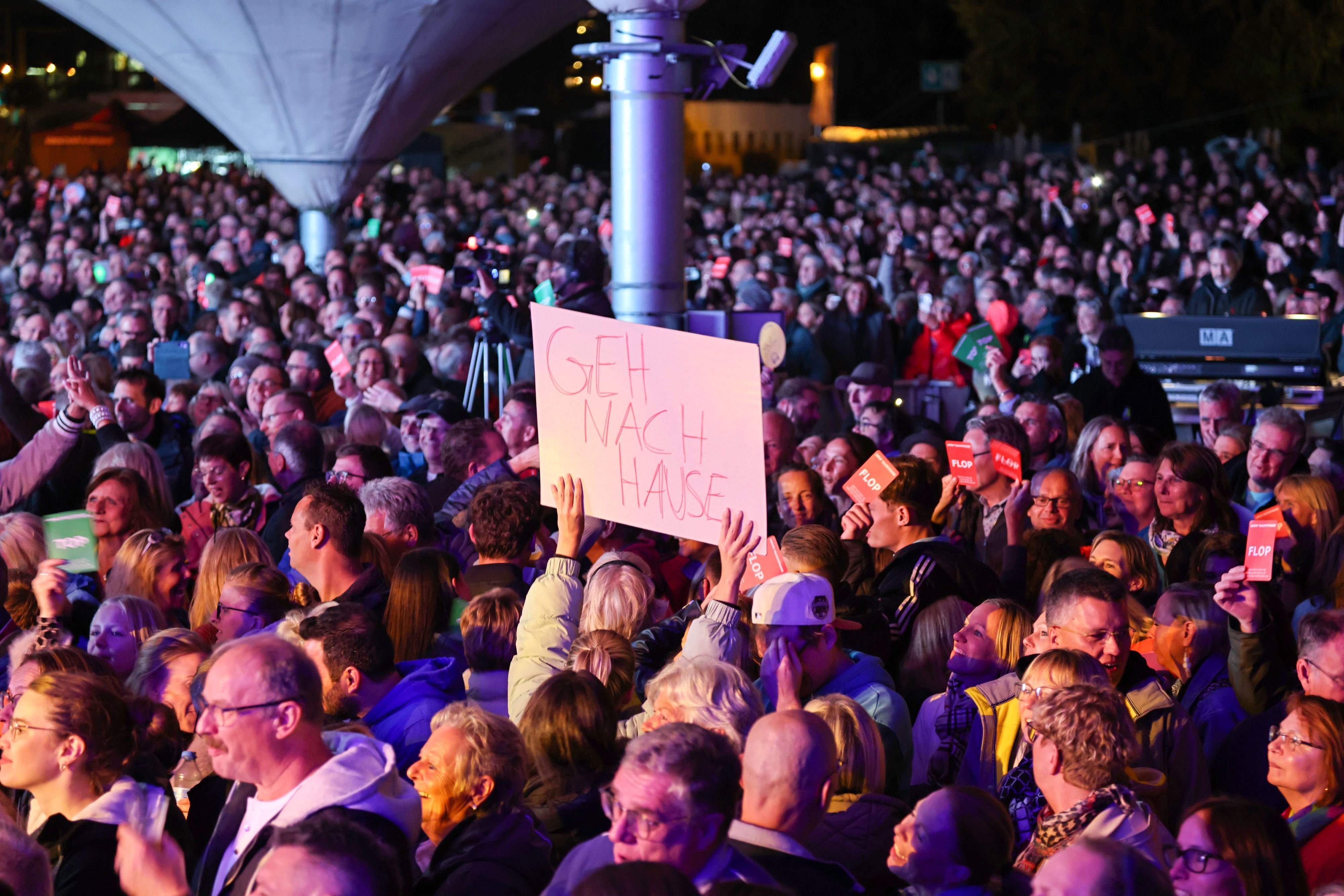 Ein Fan hält ein Schild bei Linus’ Talentprobe hoch.