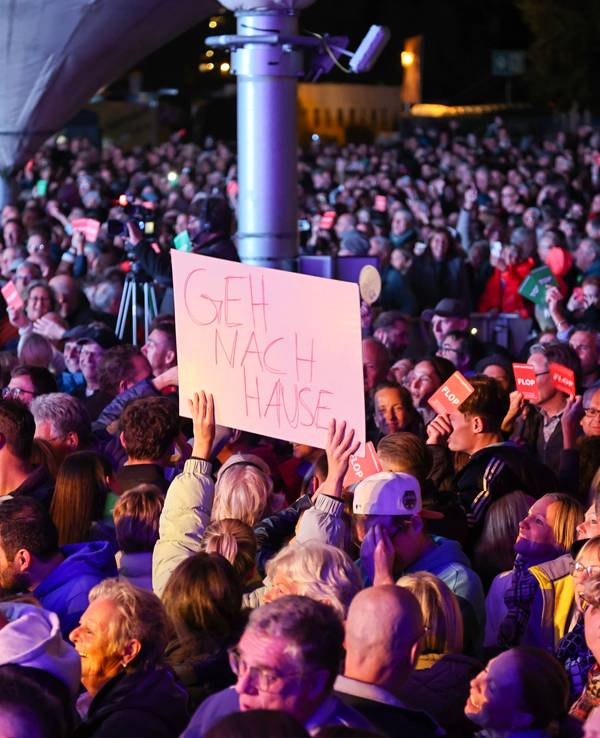 Ein Fan hält ein Schild bei Linus’ Talentprobe hoch.
