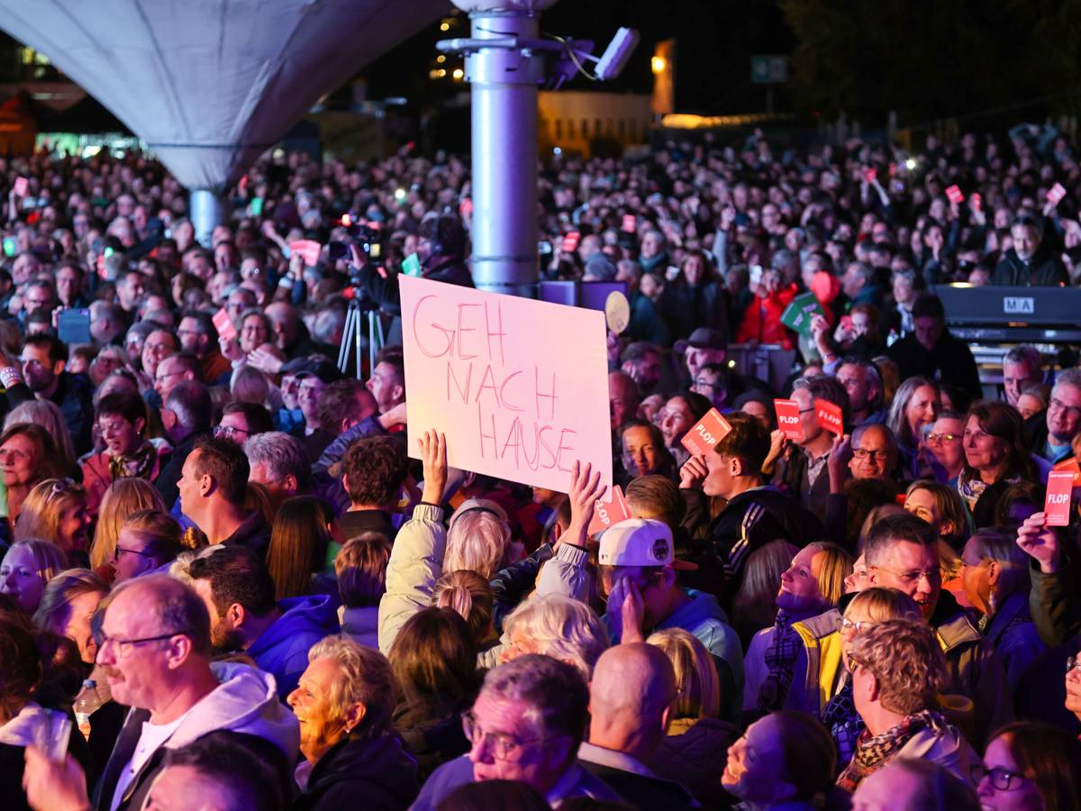 Ein Fan hält ein Schild bei Linus’ Talentprobe hoch.