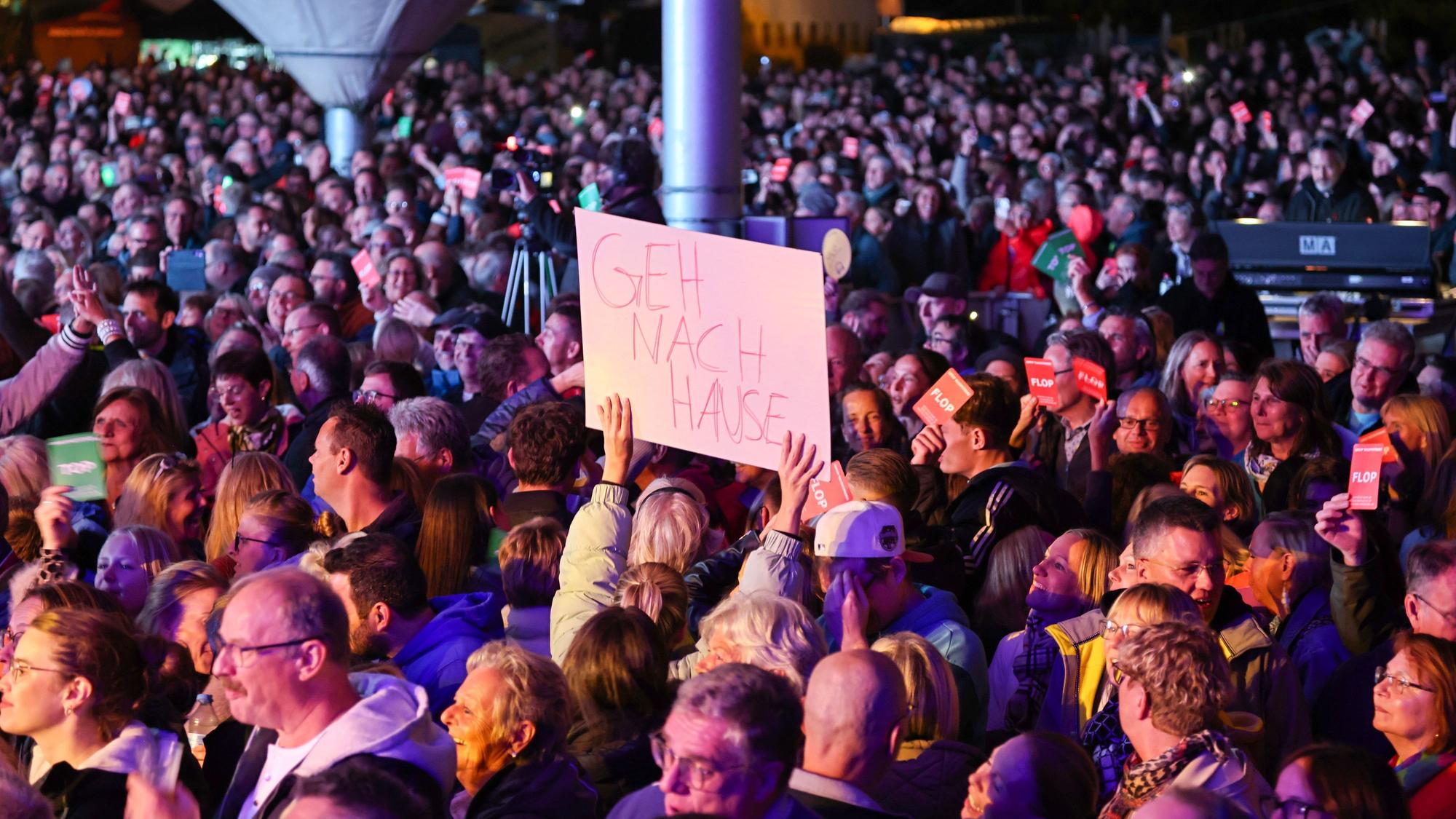 Ein Fan hält ein Schild bei Linus’ Talentprobe hoch.
