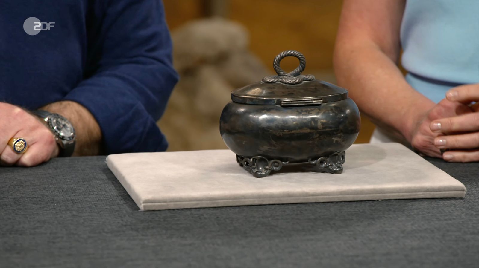 Eine Zuckerdose aus 800er Silber datierte Heide Rezepa-Zabel nach 1886 bis 1905. (Bild: ZDF)