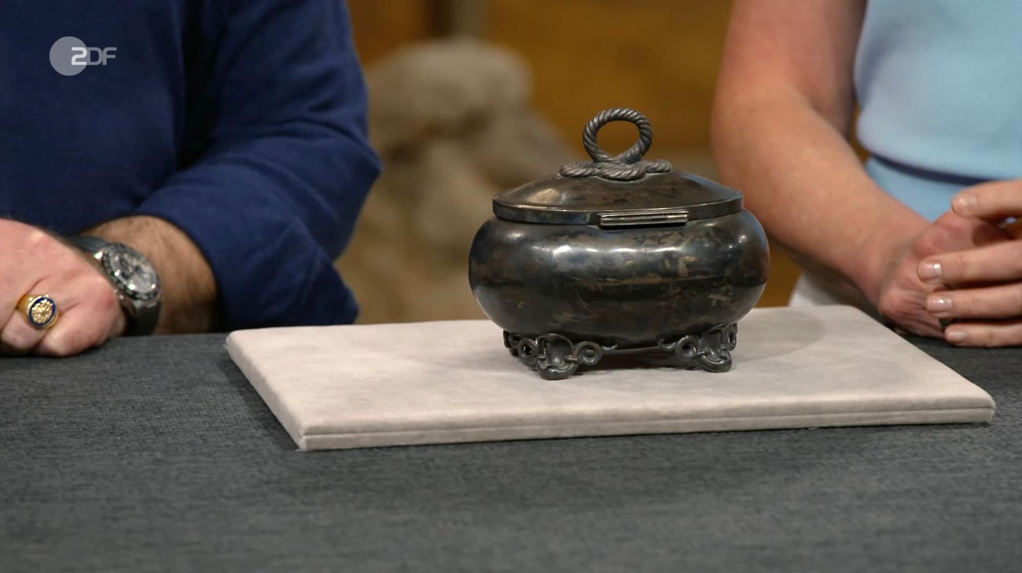 Eine Zuckerdose aus 800er Silber datierte Heide Rezepa-Zabel nach 1886 bis 1905. (Bild: ZDF)