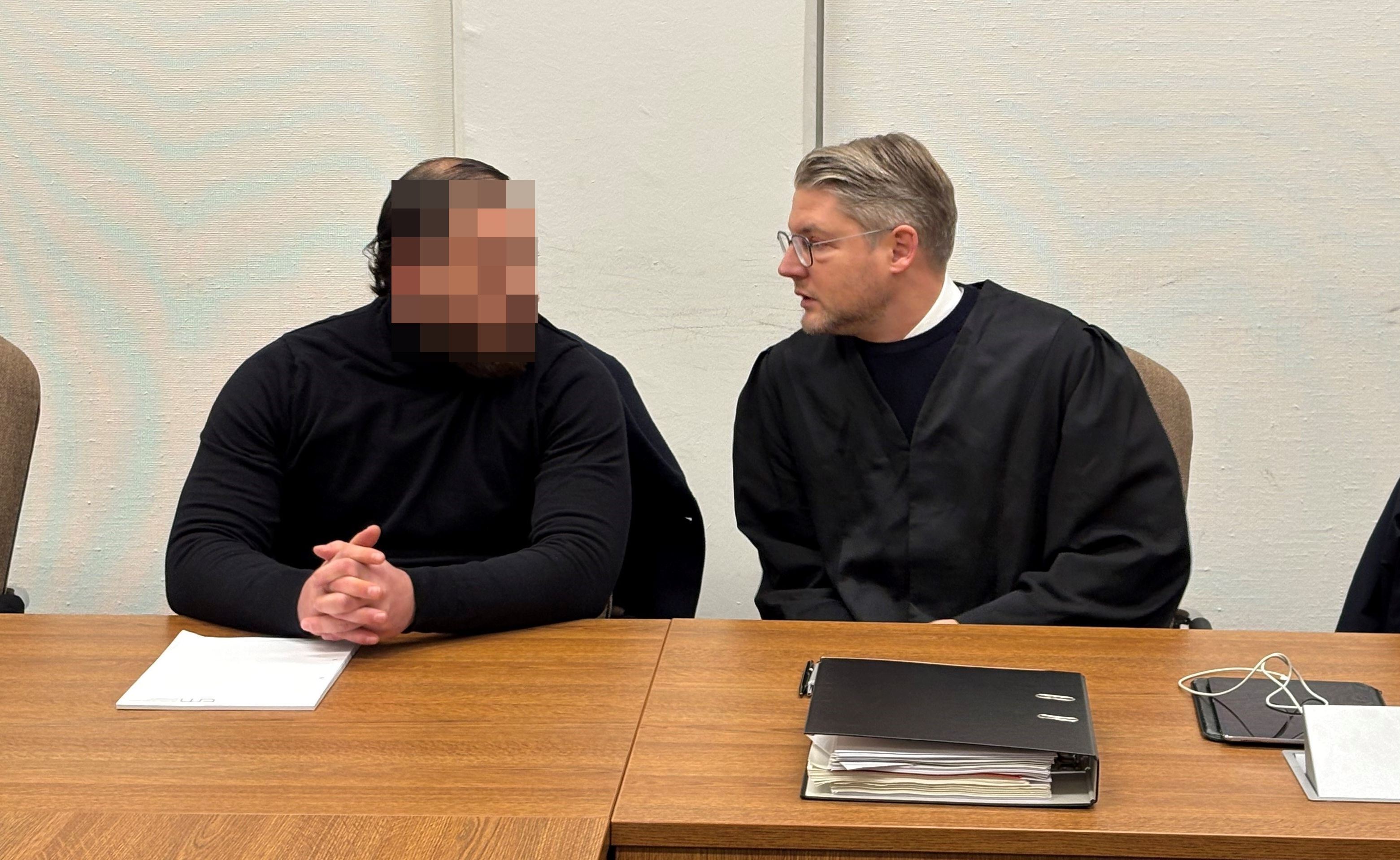 Der Angeklagte Hami S. mit seinem Verteidiger Leonhard Mühlenfeld beim Prozessauftakt im Landgericht