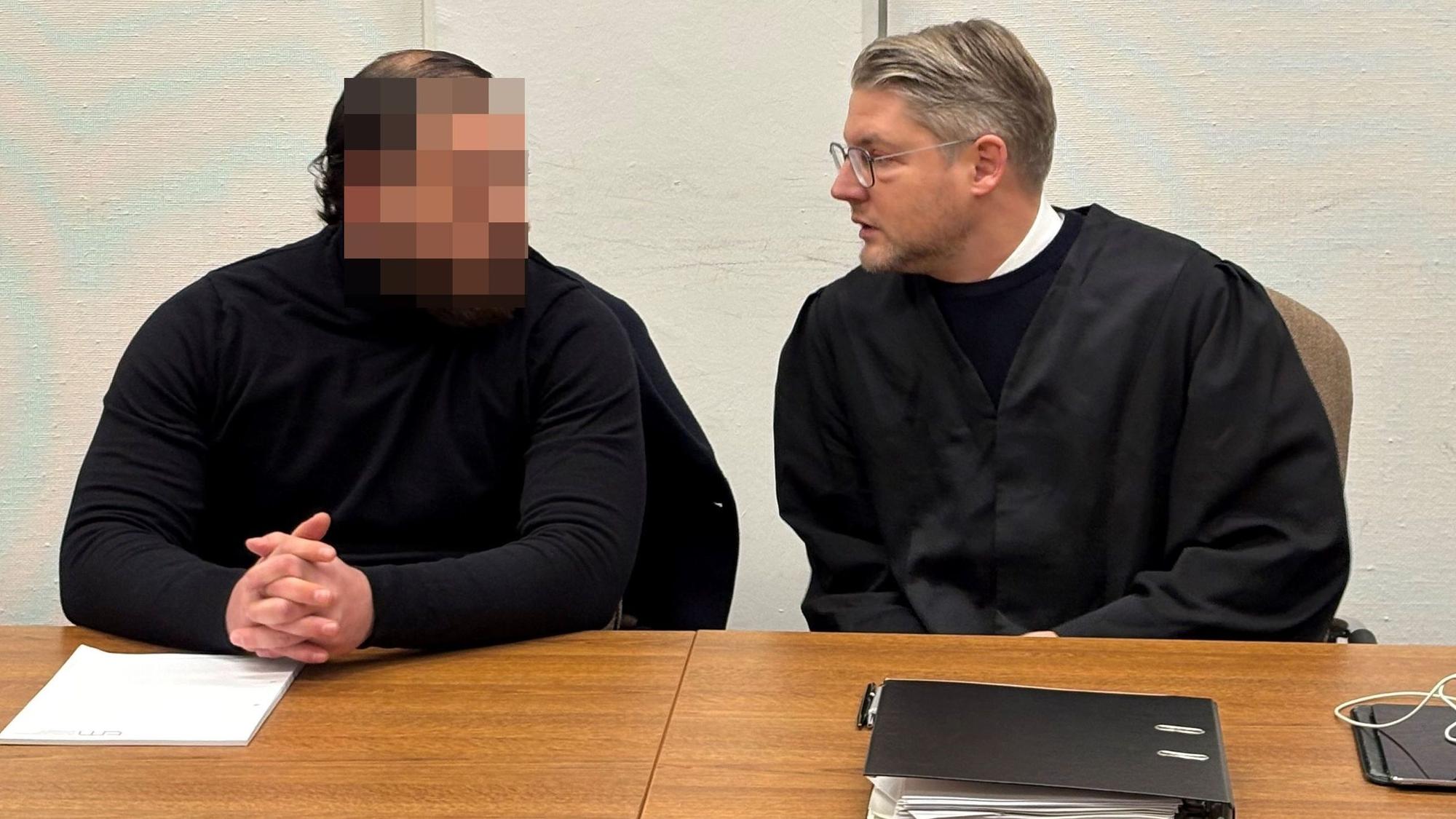 Der Angeklagte Hami S. mit seinem Verteidiger Leonhard Mühlenfeld beim Prozessauftakt im Landgericht