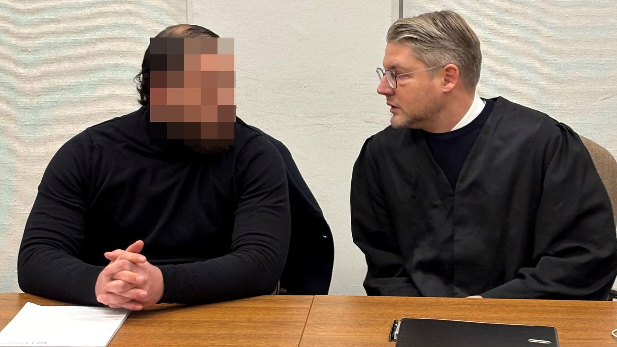 Der Angeklagte Hami S. mit seinem Verteidiger Leonhard Mühlenfeld beim Prozessauftakt im Landgericht