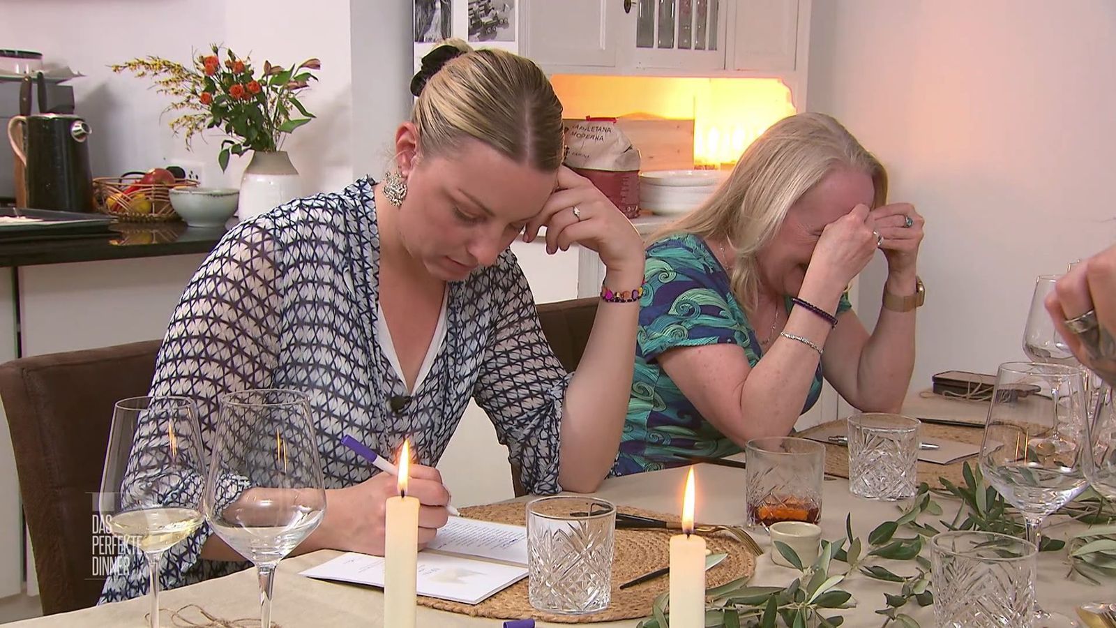 Bei Michelle (links) und Patricia rauchen die Köpfe: Wie heißt denn eine toskanische Suppe?
 (Bild: RTL)