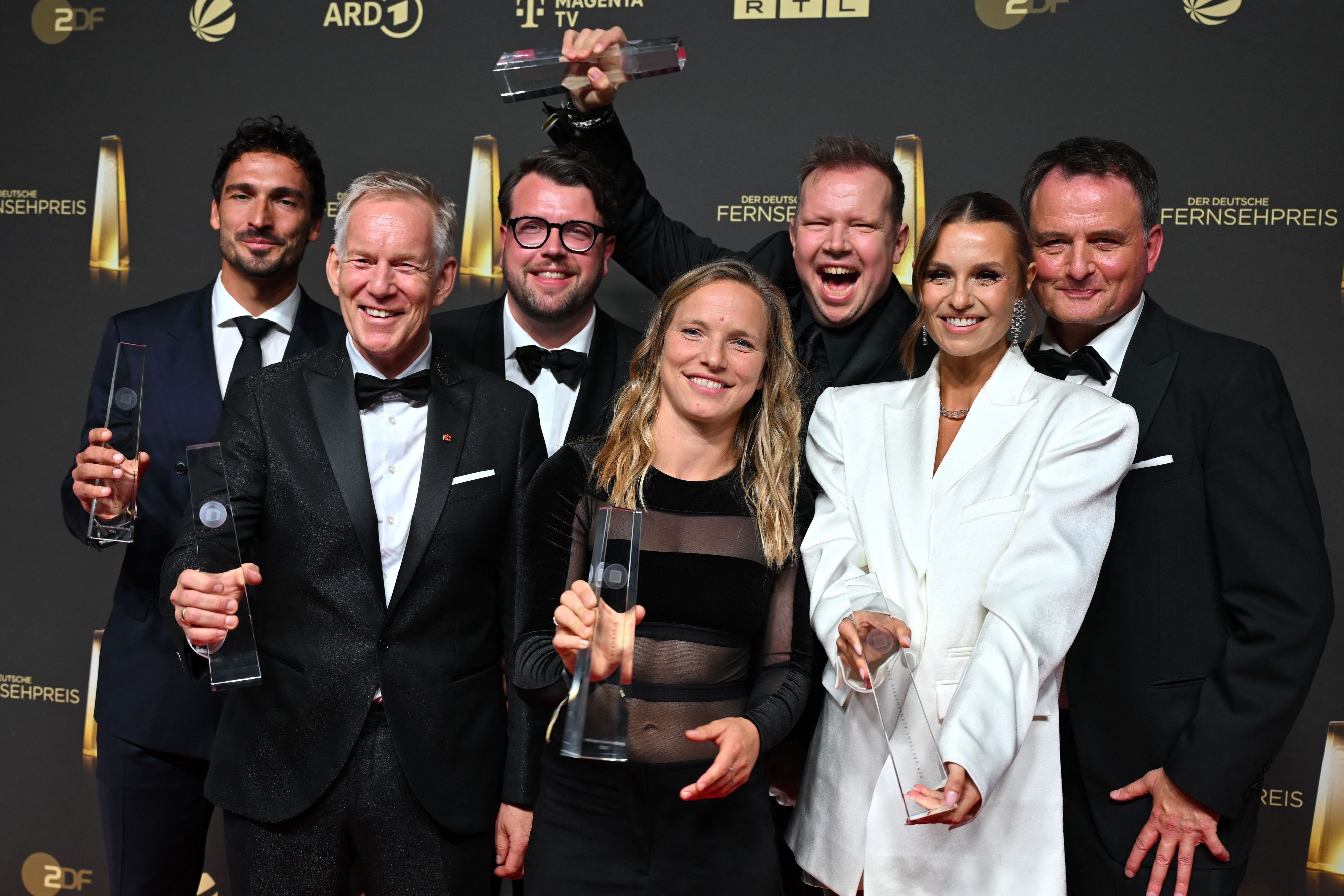 Das Team zur WM-Berichterstattung 2026 von Magenta TV/ThinXpool freut sich bei der Verleihung des Deutschen Fernsehpreises.