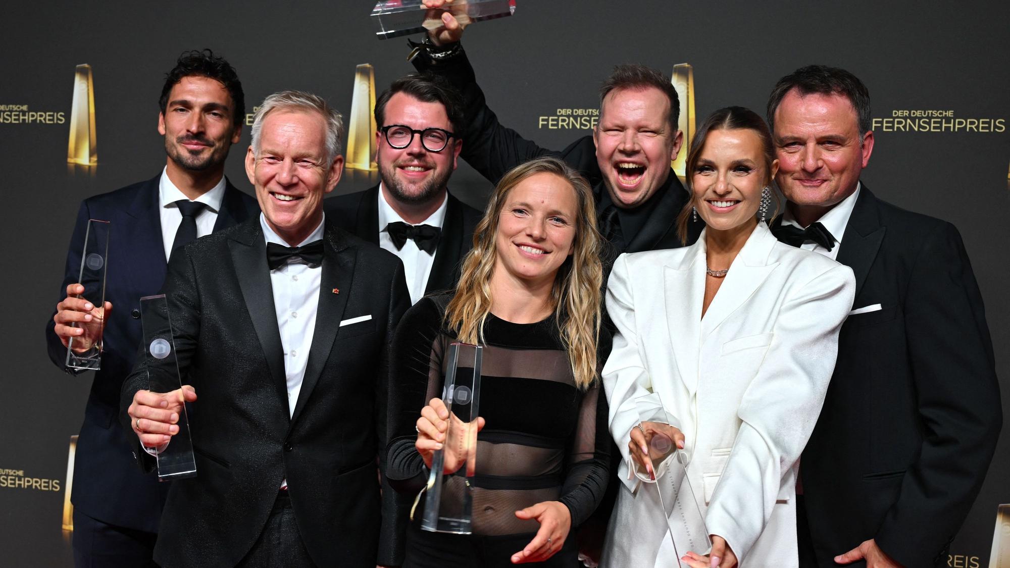 Das Team zur WM-Berichterstattung 2026 von Magenta TV/ThinXpool freut sich bei der Verleihung des Deutschen Fernsehpreises.