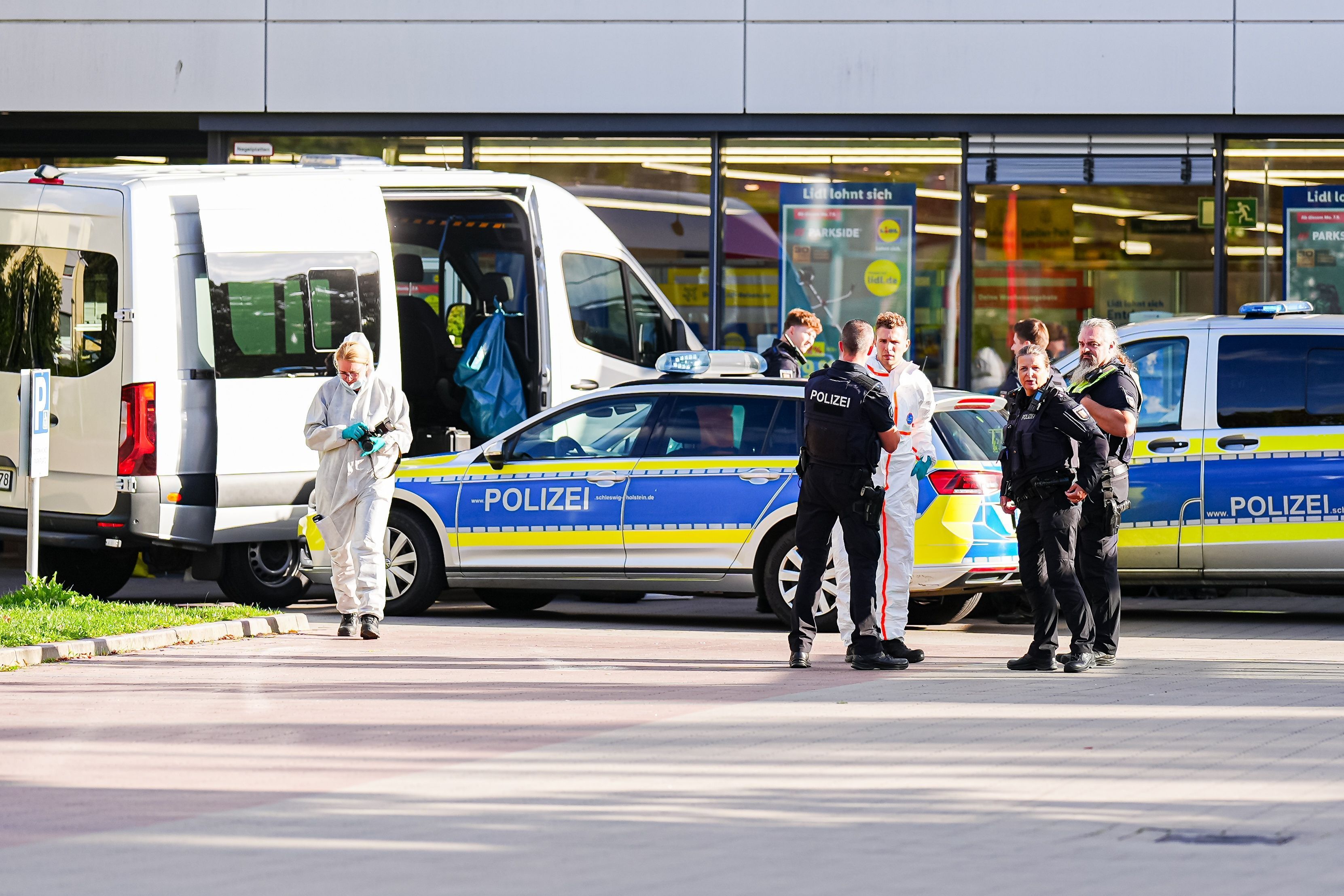 Die Polizei ist vor einem Supermarkt in Ratzeburg im Einsatz