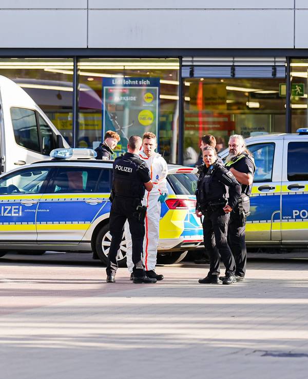 Die Polizei ist vor einem Supermarkt in Ratzeburg im Einsatz