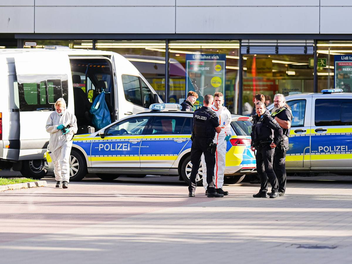 Die Polizei ist vor einem Supermarkt in Ratzeburg im Einsatz