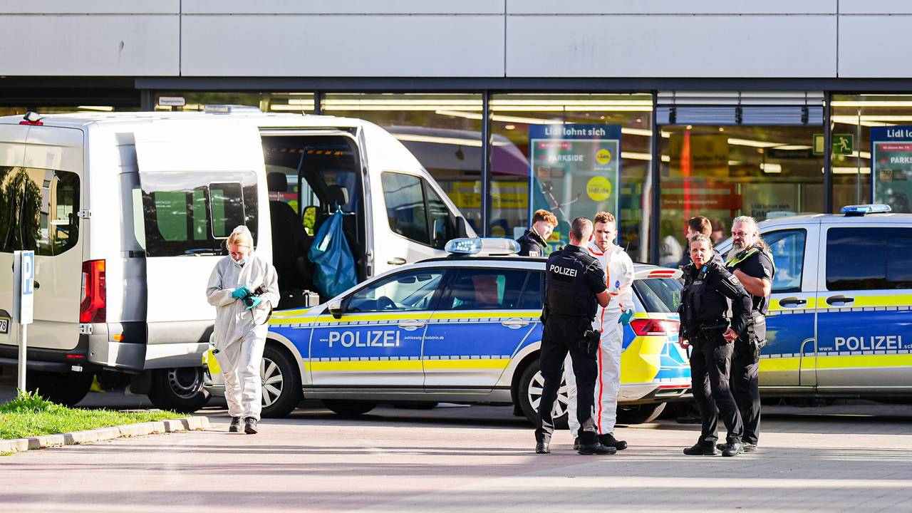 Die Polizei ist vor einem Supermarkt in Ratzeburg im Einsatz