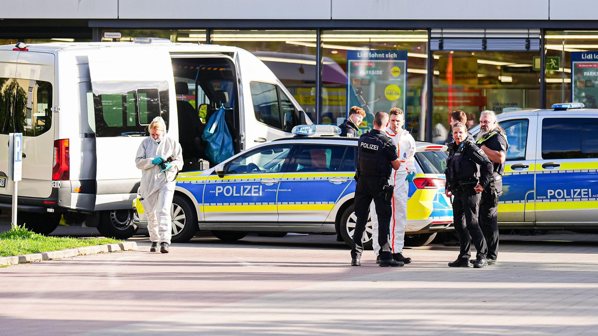 Die Polizei ist vor einem Supermarkt in Ratzeburg im Einsatz