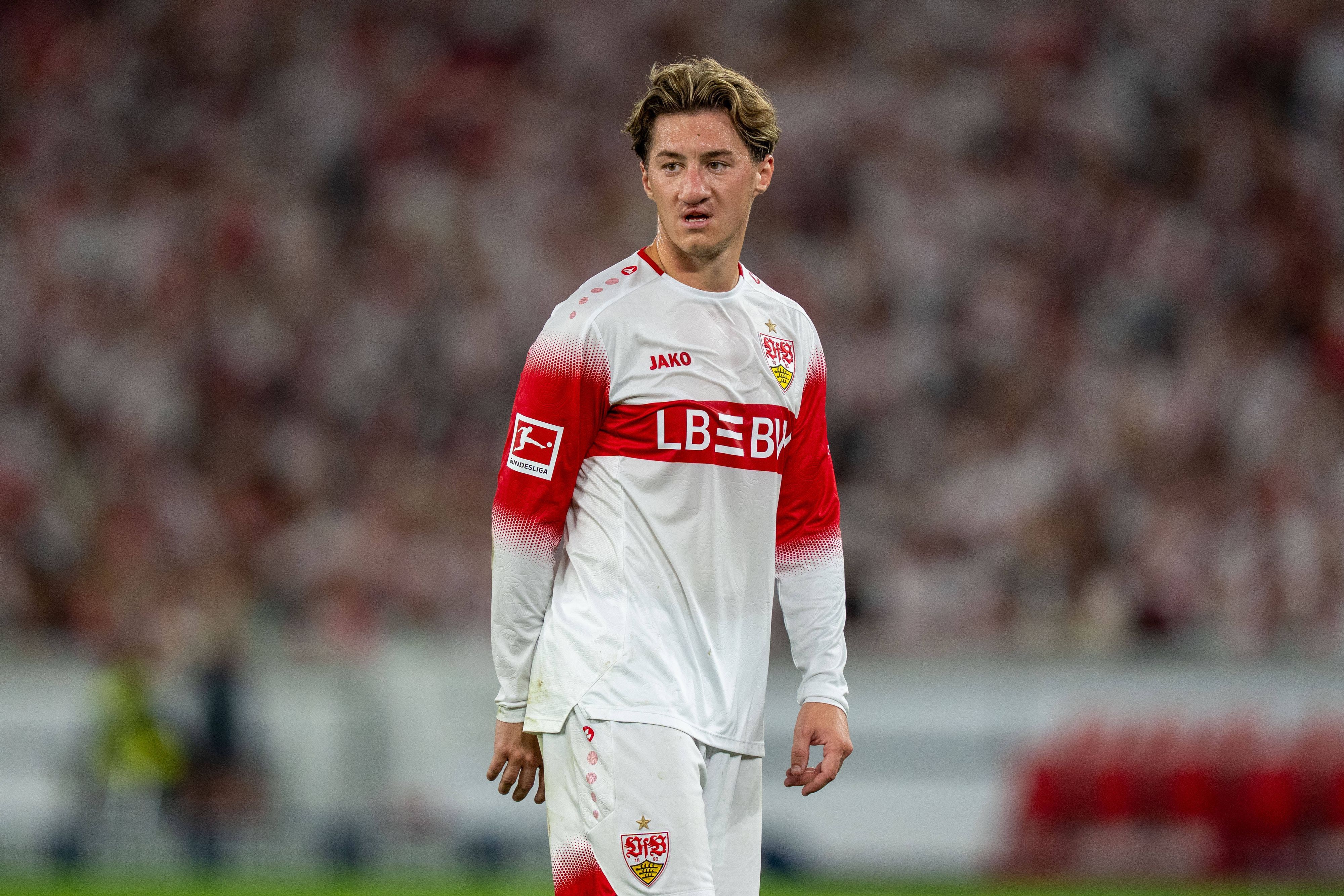Angelo Stiller im Langarmtrikot auf dem Platz.