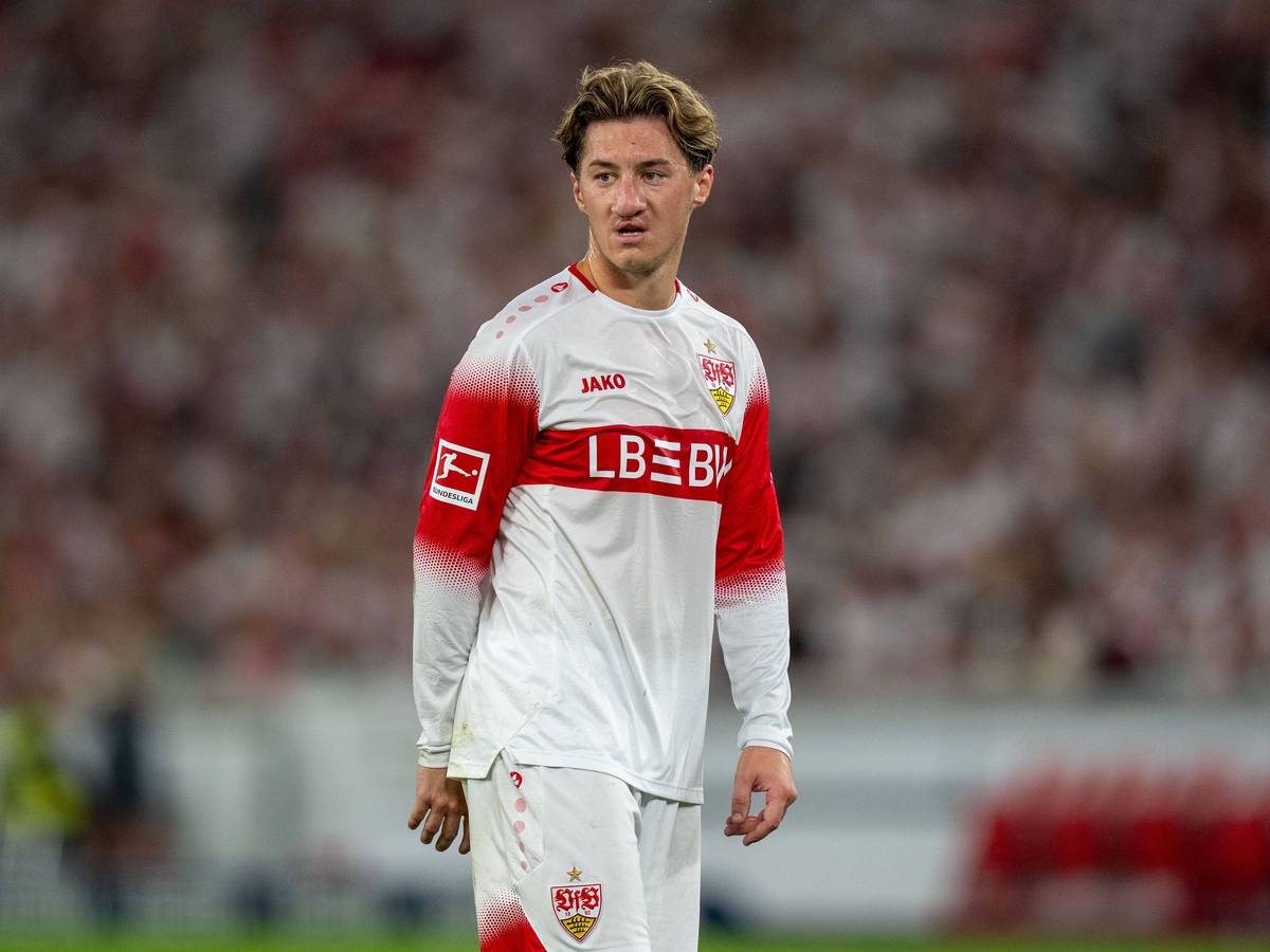 Angelo Stiller im Langarmtrikot auf dem Platz.