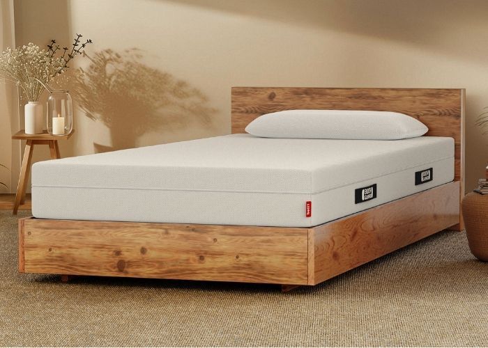 BODYGUARD® Anti-Kartell-Matratze auf einem Bett.