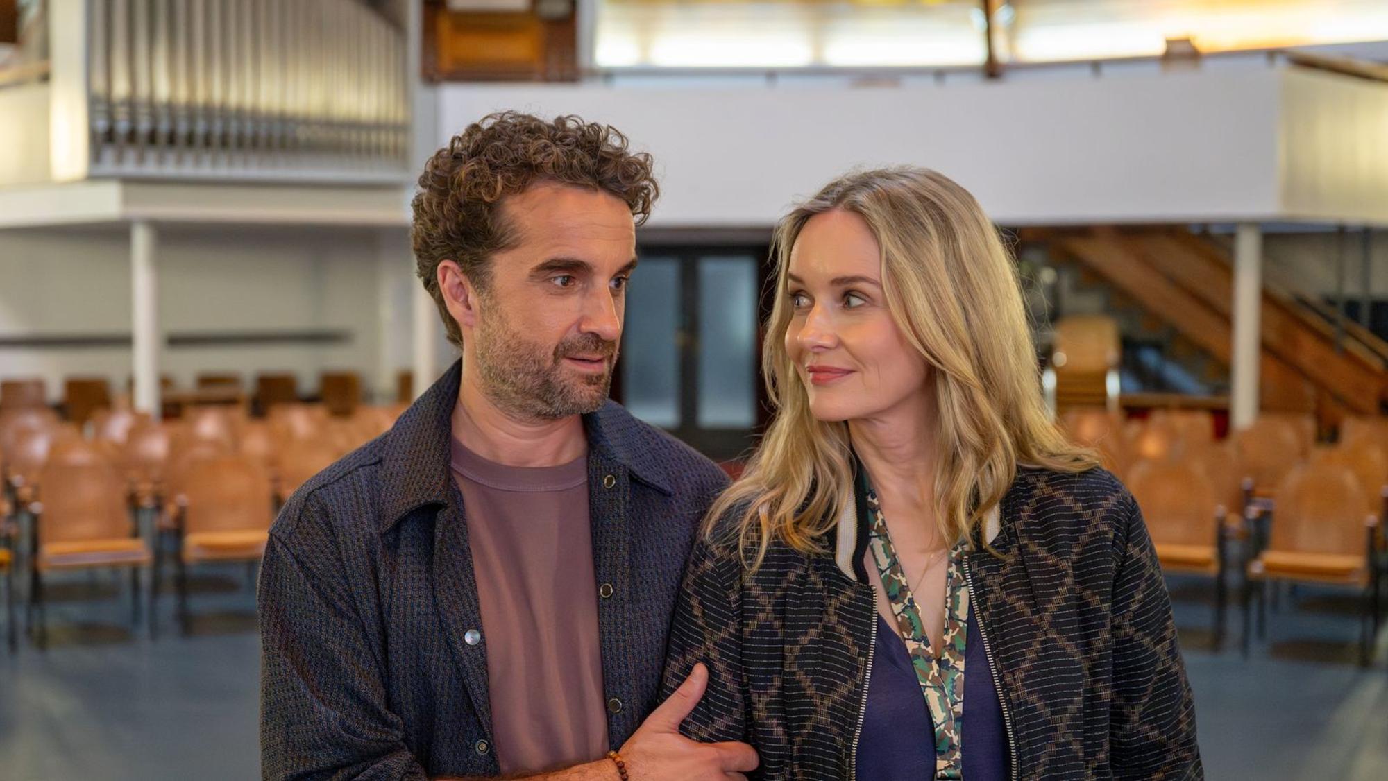 In der ZDF-Komödienreihe „Die Bachmanns“ verkörpert Stefanie Stappenbeck die getrennt erziehende Miriam. Gemeinsam mit ihrem Ex Markus (Oliver Wnuk) muss sie sich den Herausforderungen des Patchwork-Alltags stellen. Teil drei ist bereits abgedreht. (Bild: ZDF/Marc Meyerbröker)