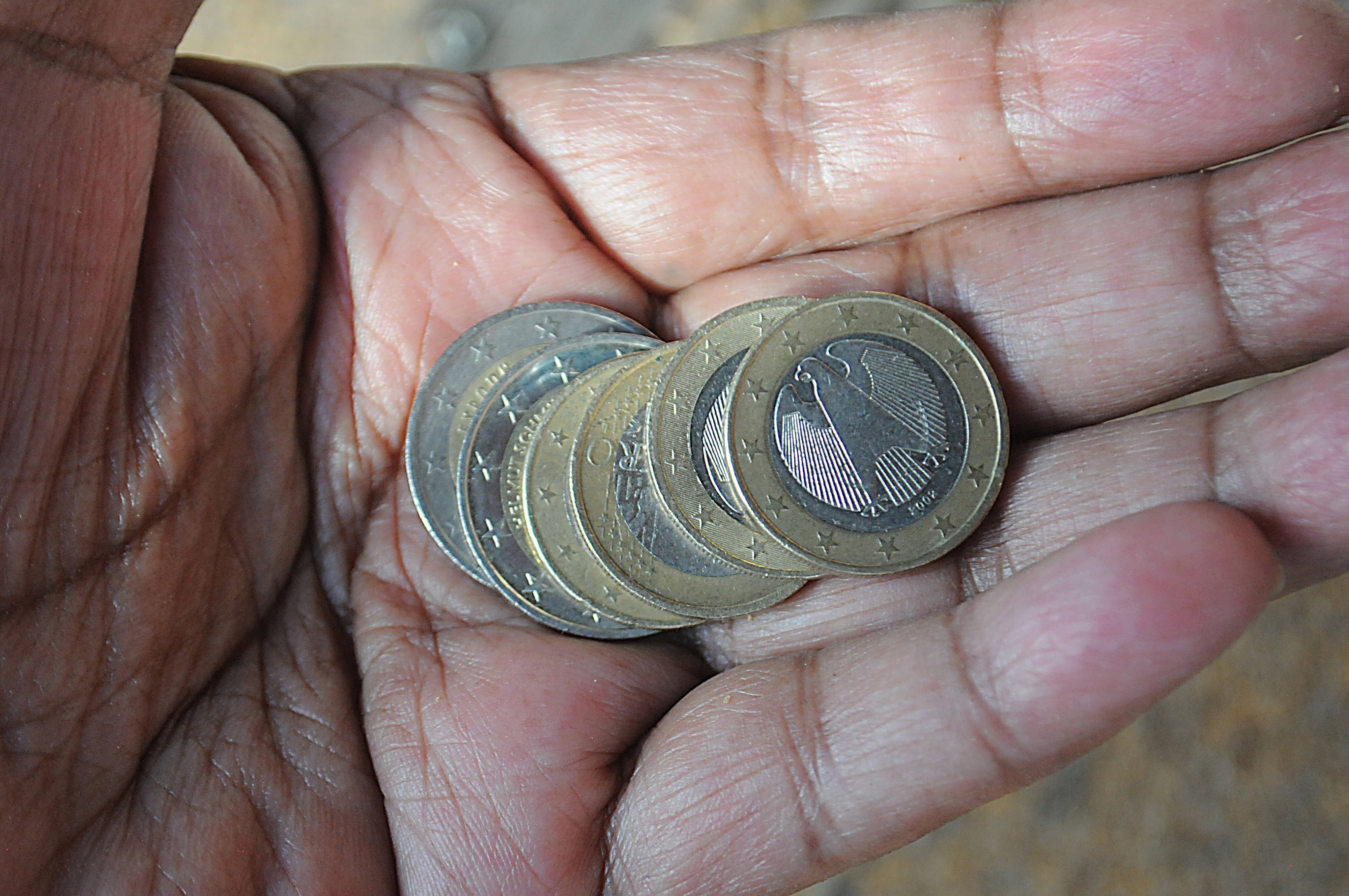 Eine Hand mit Euromünzen