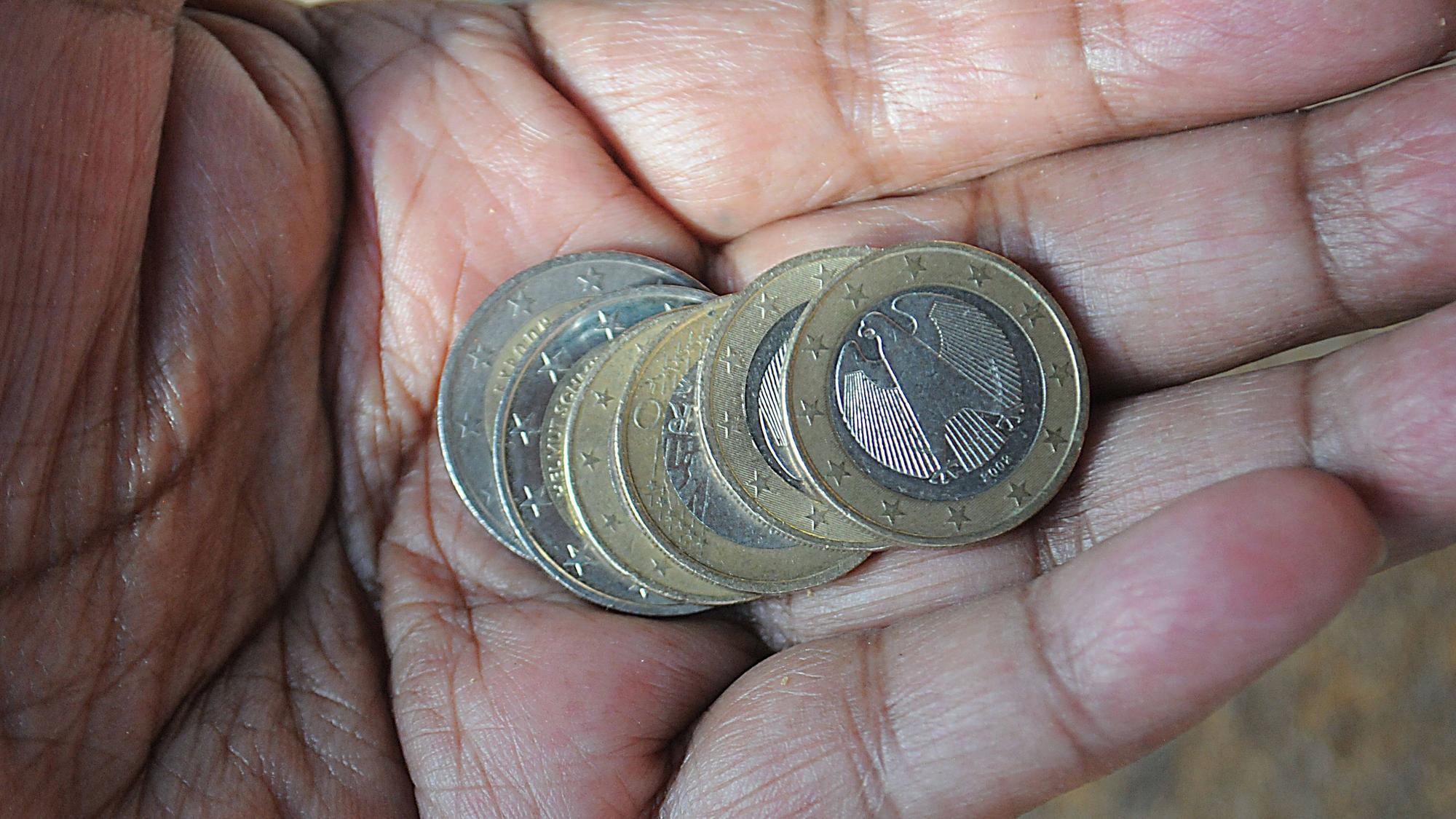 Eine Hand mit Euromünzen