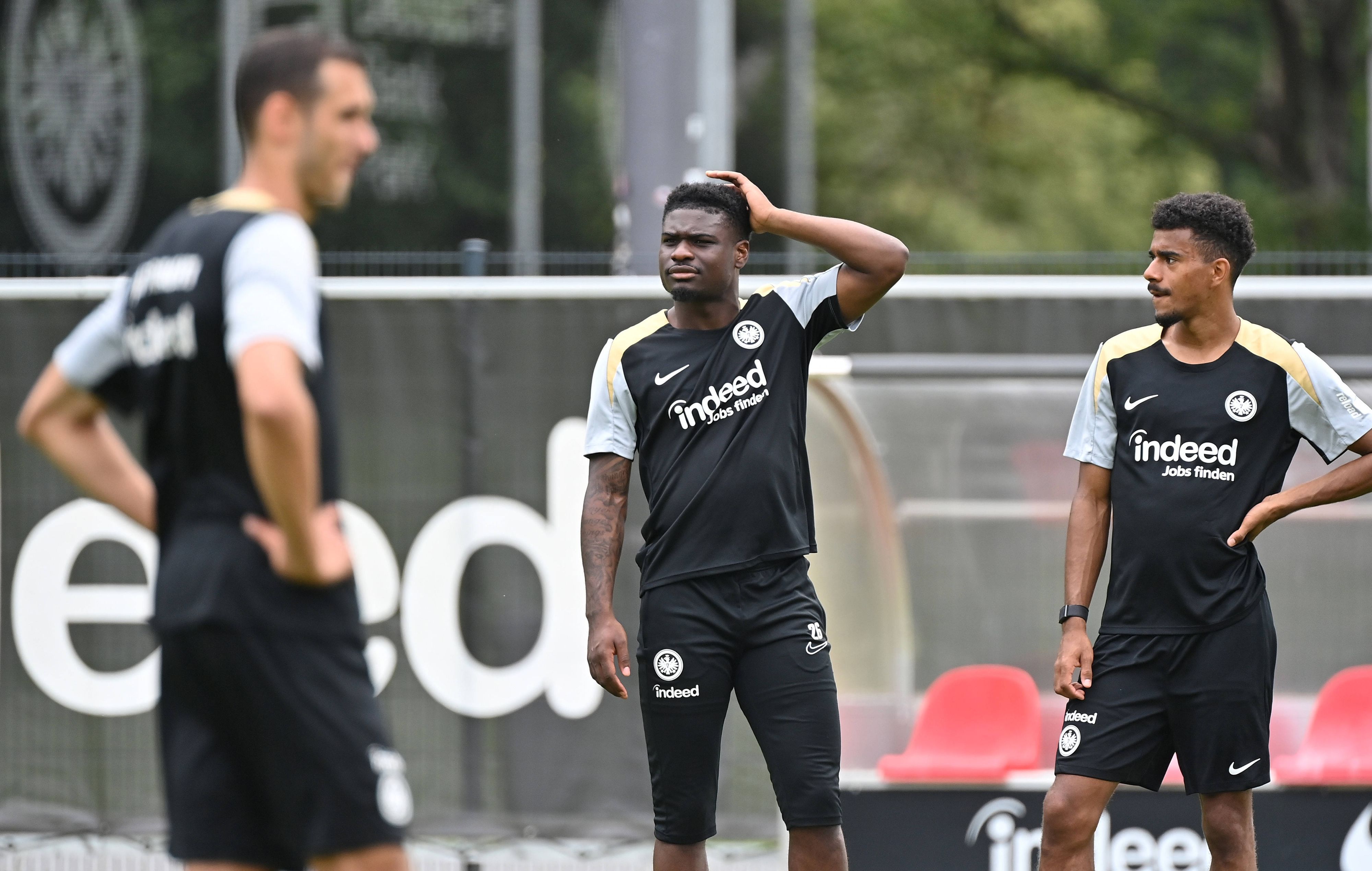 Junior Dina Ebimbe im Frankfurt-Training mit Ansgar Knauff und Ellyes Skhiri.