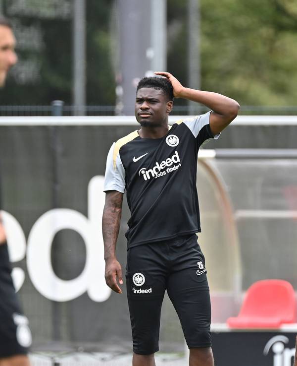 Junior Dina Ebimbe im Frankfurt-Training mit Ansgar Knauff und Ellyes Skhiri.