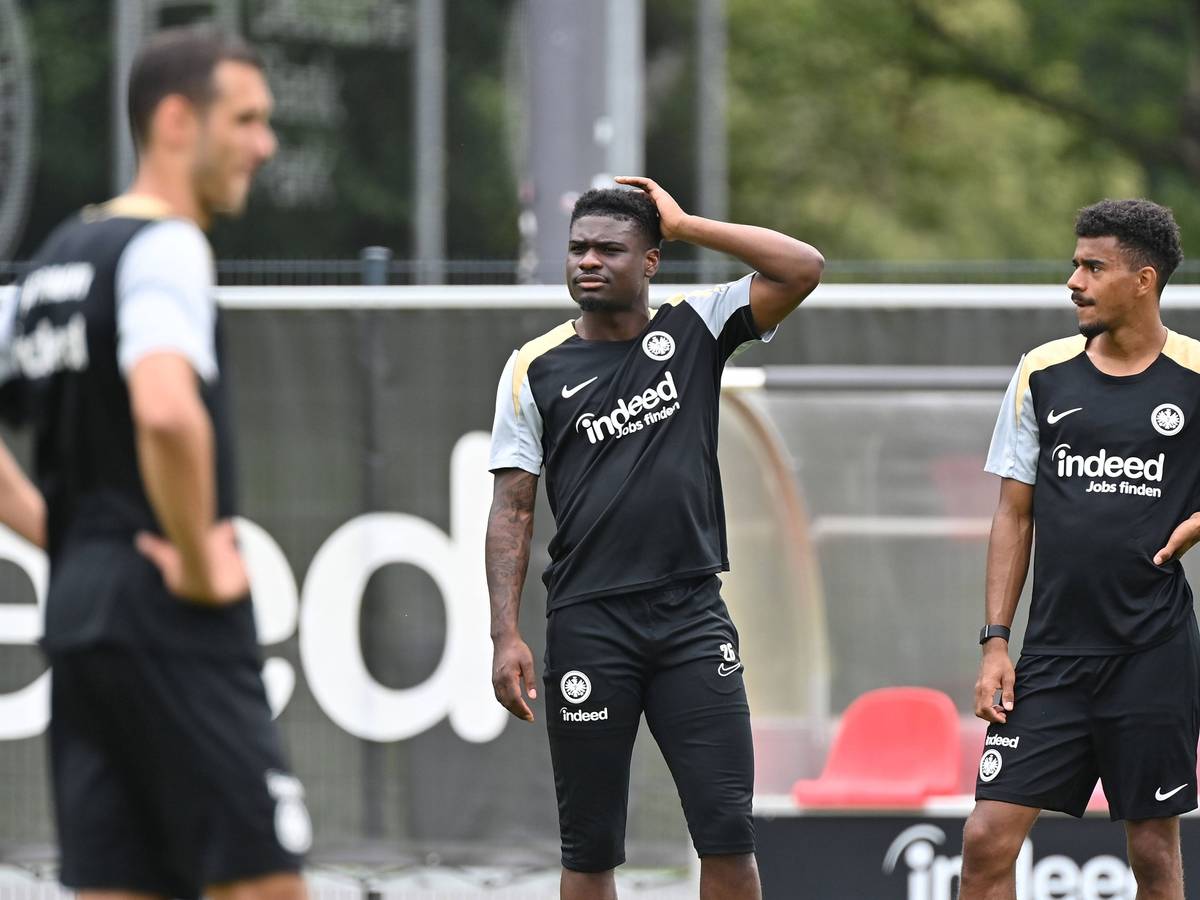 Junior Dina Ebimbe im Frankfurt-Training mit Ansgar Knauff und Ellyes Skhiri.