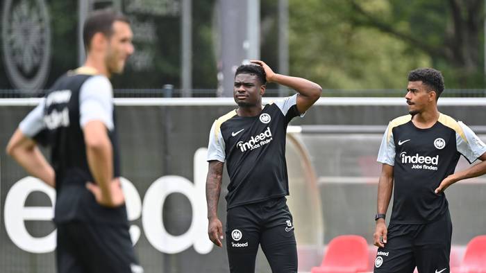 Junior Dina Ebimbe im Frankfurt-Training mit Ansgar Knauff und Ellyes Skhiri.