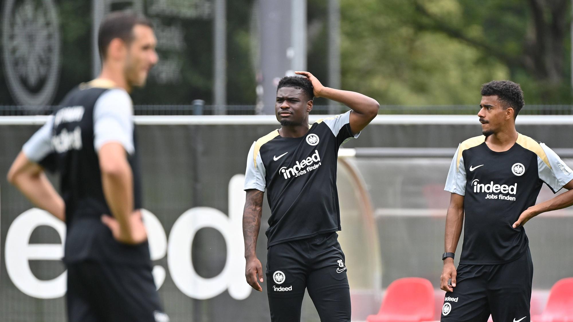Junior Dina Ebimbe im Frankfurt-Training mit Ansgar Knauff und Ellyes Skhiri.