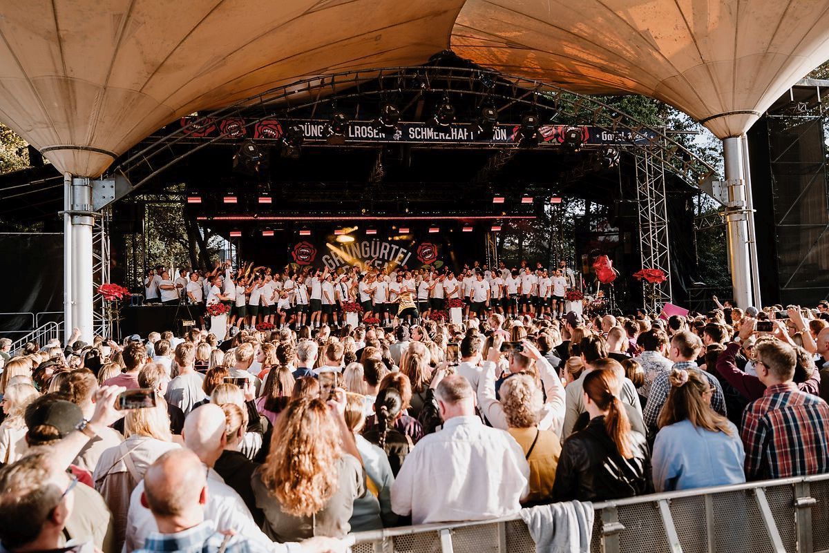 Die Grüngürtelrosen stehen auf der Bühne im Kölner Tanzbrunnen vor Publikum.