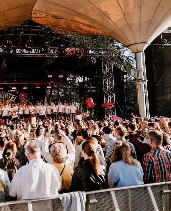 Die Grüngürtelrosen stehen auf der Bühne im Kölner Tanzbrunnen vor Publikum.
